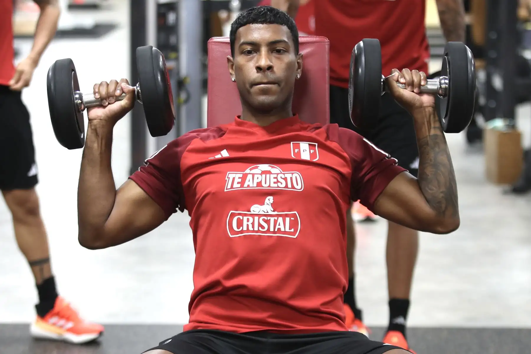 El futbolista Miguel Araujo, de la selección peruana, entrena con miras al partido ante la selección de Japón que se disputará  en el Panasonic Stadium Suita.
Foto: ANDINA/ FPF