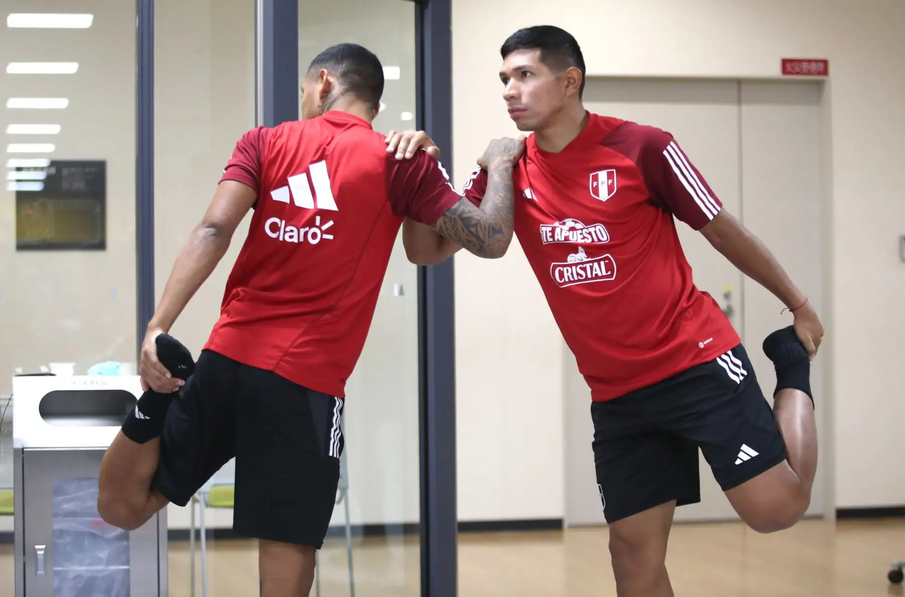 Edinson Flores realiza entrenamientos junto a integrantes de    la Selección Peruana para afrontar un partido amistoso ante la Selección de Japón.
foto: FPF