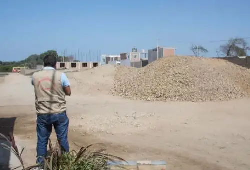 Agentes de Policía de Turismo intervino a un albañil y dos conductores de maquinaria pesada cuando estaban realizando trabajos no autorizados de remoción en un montículo arqueológico del complejo arqueológico de Chan Chan, la zona de El Trópico, distrito de Huanchaco, provincia de Trujillo, región La Libertad.