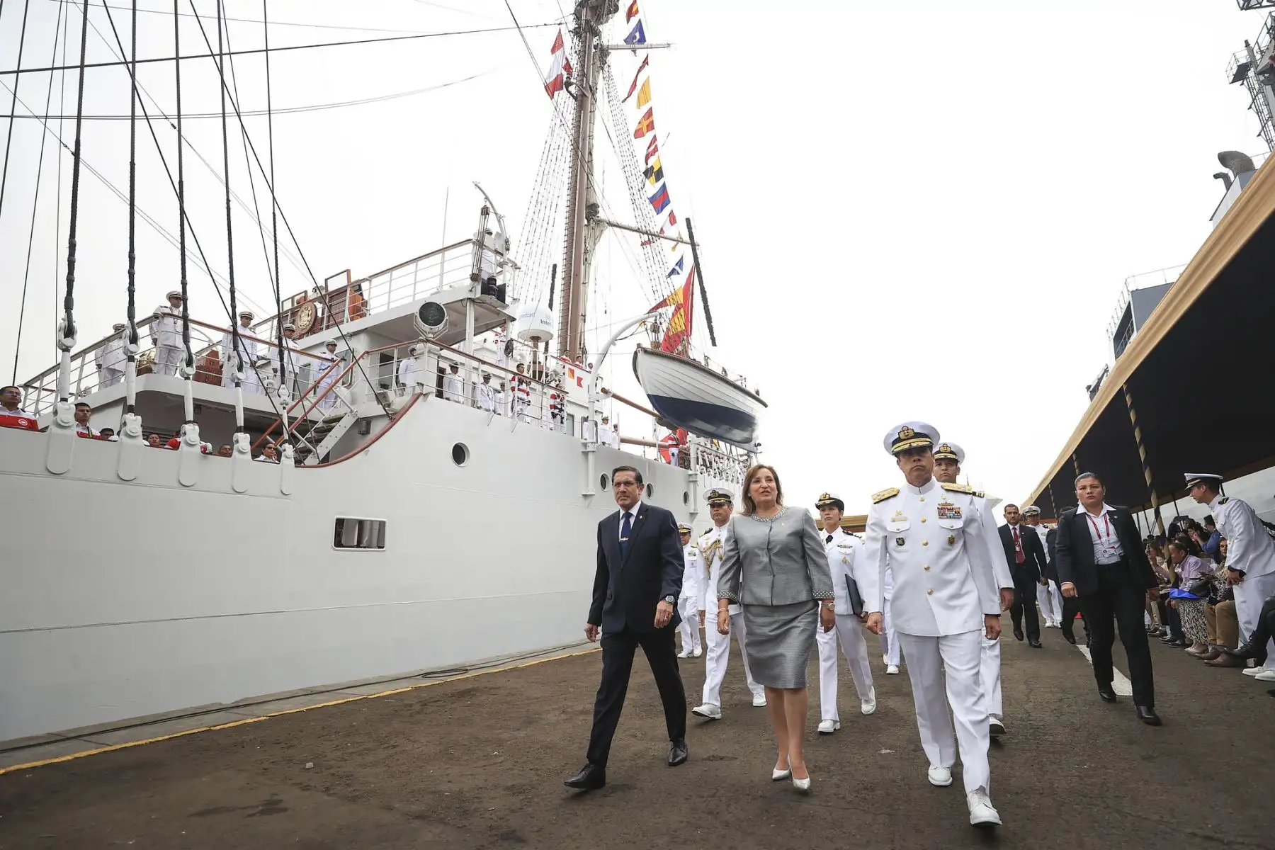 Jefa de Estado, Dina Boluarte, participa en ceremonia de zarpe del Buque Escuela a Vela B.A.P. Unión que dará la vuelta al mundo.
Foto: ANDINA/Prensa Presidencia