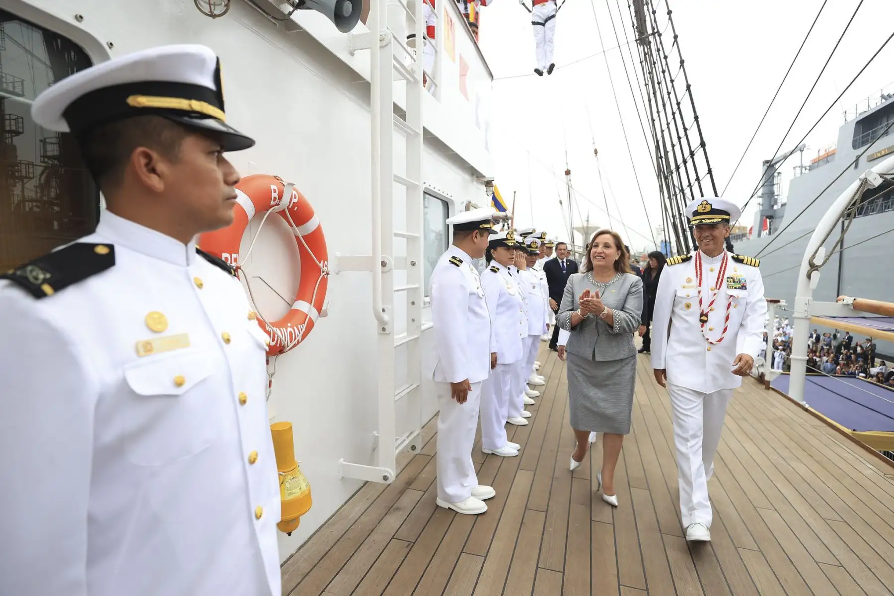 Jefa de Estado, Dina Boluarte, participa en ceremonia de zarpe del Buque Escuela a Vela B.A.P. Unión que dará la vuelta al mundo.
Foto: ANDINA/Prensa Presidencia