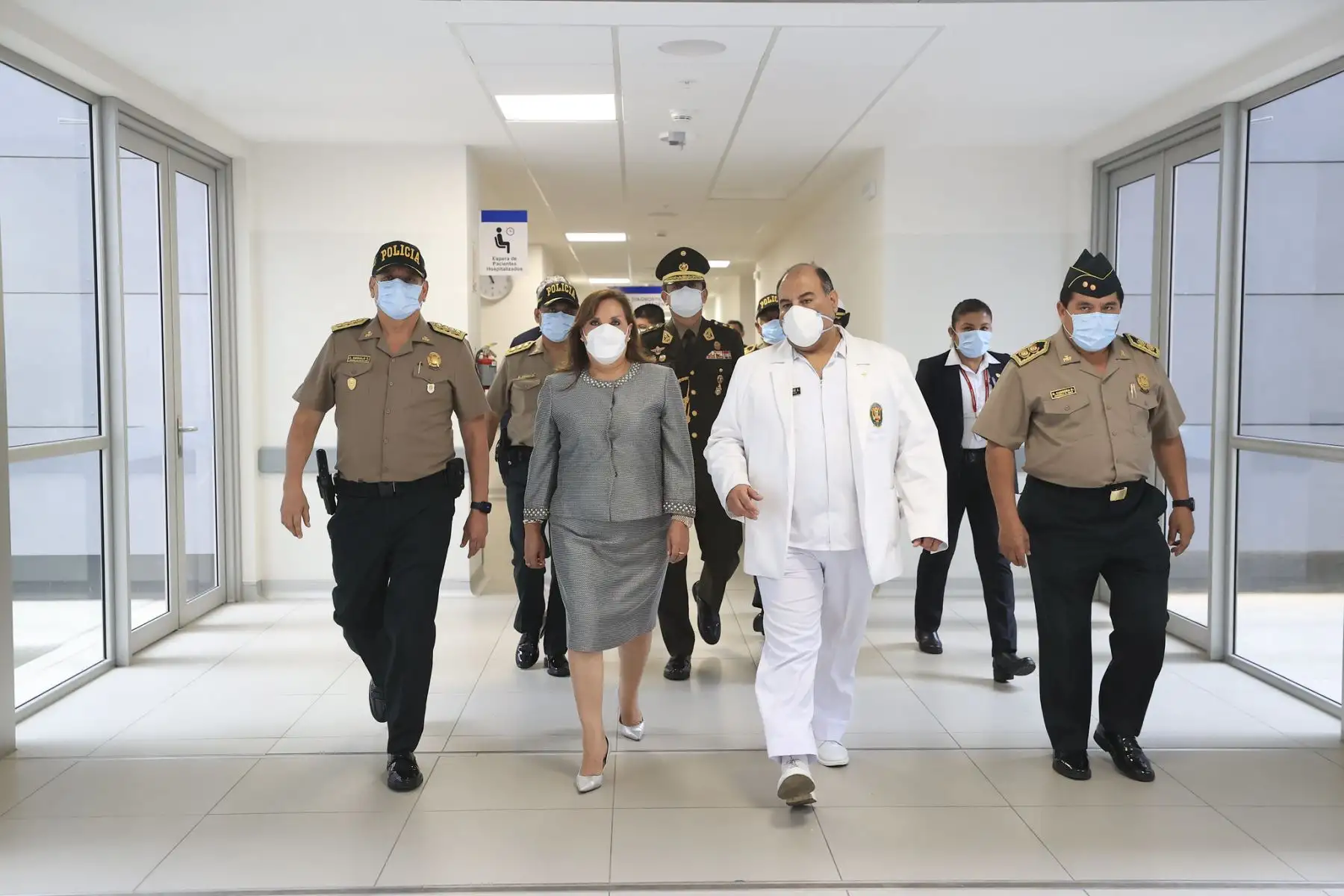 Presidenta Dina Boluarte visitó en el Hospital Nacional PNP Luis N. Sáenz a los tres agentes de la PNP que resultaron heridos en un enfrentamiento armado contra el peligroso delincuente Cristopher Fuentes, alias "Maldito Cris".
Foto: ANDINA/ Prensa Presidencia
