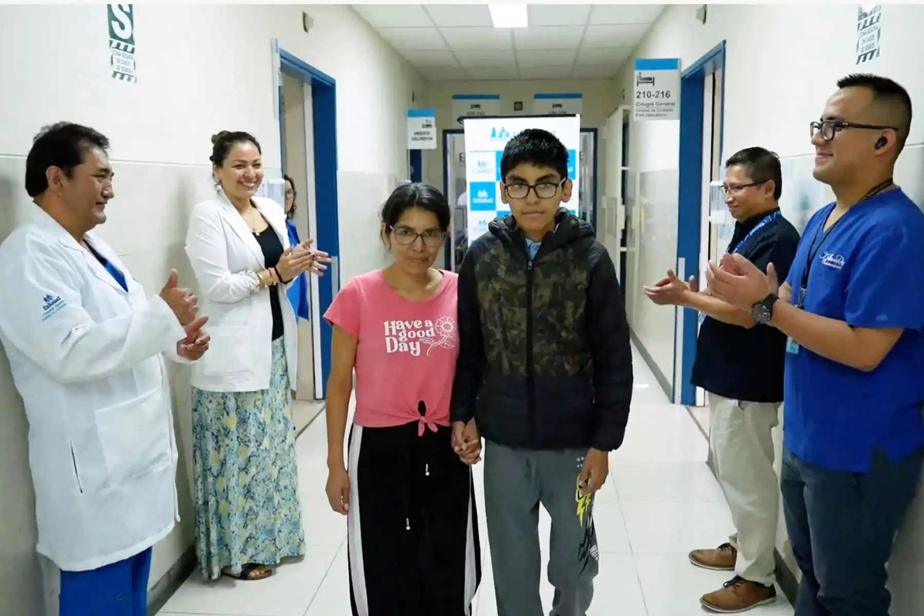 Desde hace tres años, el adolescente Erick Quevedo Canales no podía llevar una vida normal debido al enorme tumor que tenía en el esófago. 
Foto: EsSalud