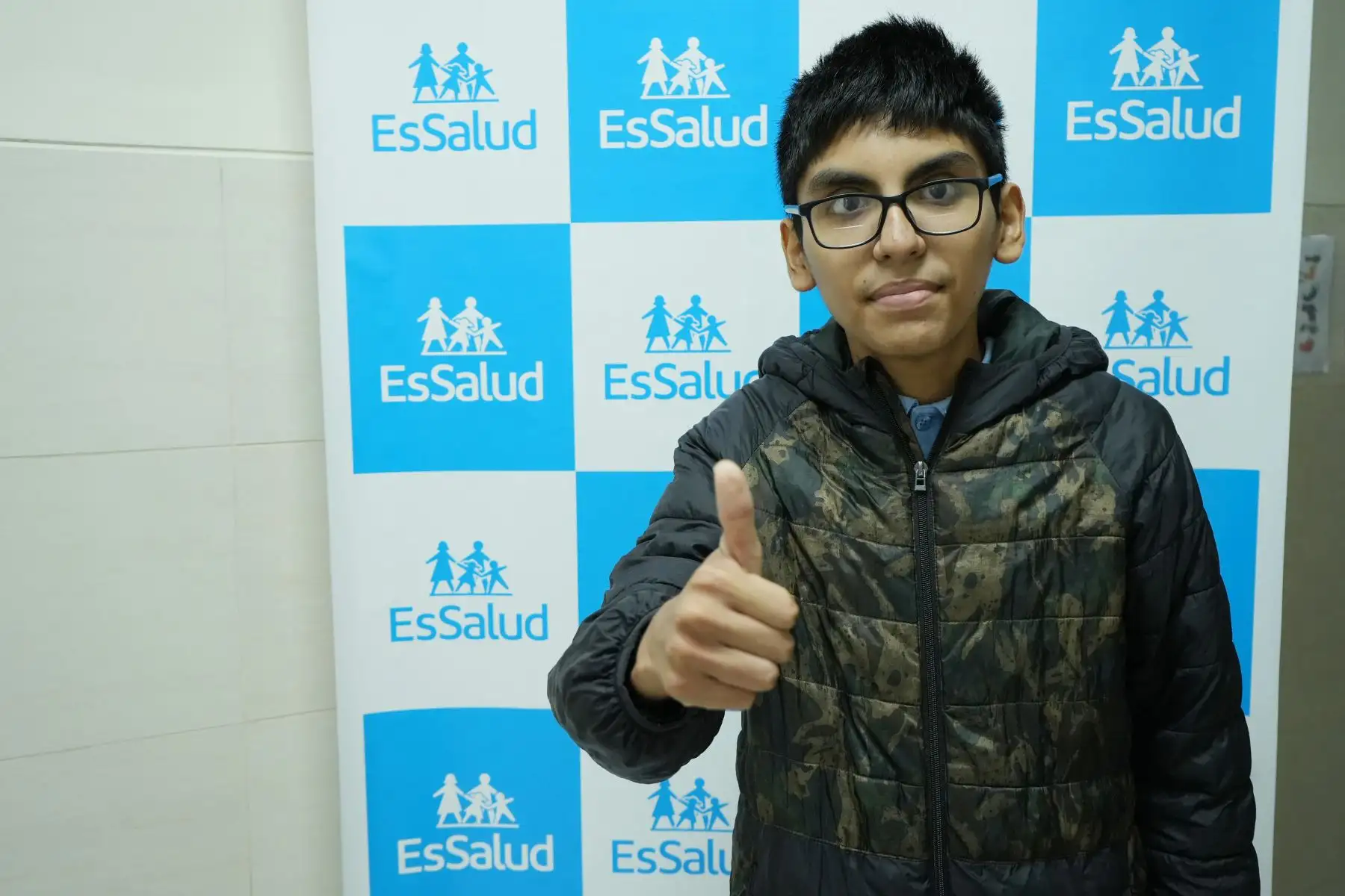 Desde hace tres años, el adolescente Erick Quevedo Canales no podía llevar una vida normal debido al enorme tumor que tenía en el esófago. 
Foto: EsSalud