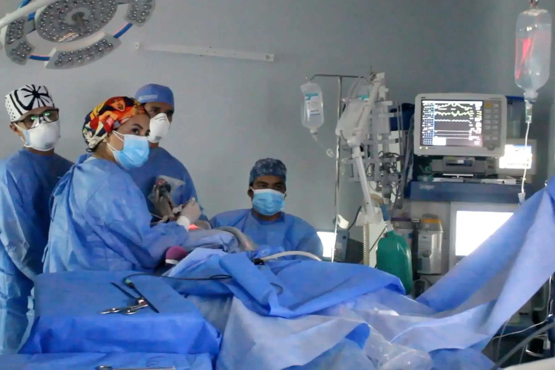 Médicos hallaron un tumor de casi medio kilo y 30 centímetros de tamaño en el menor, que le impedía llevar una vida normal.
Foto: EsSalud