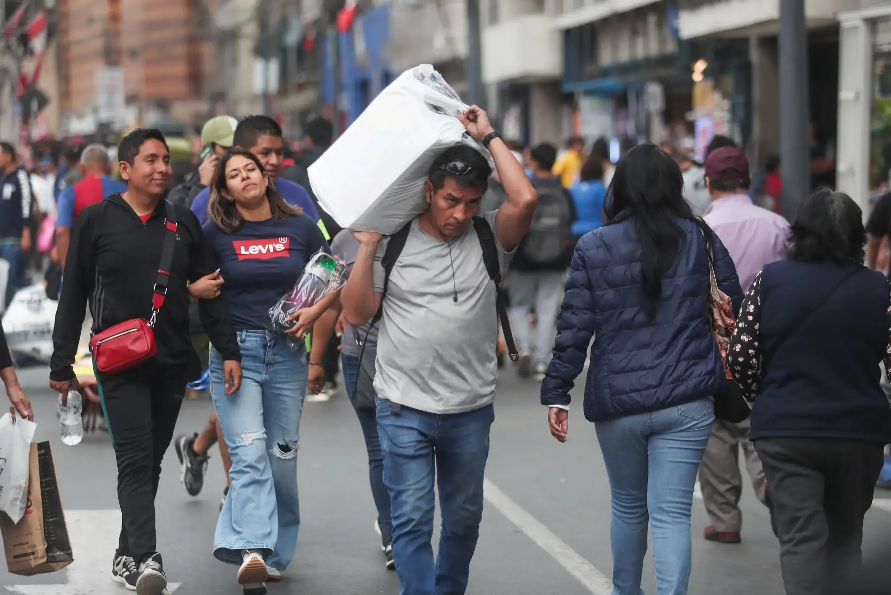 Cientos de personas van al mercado central para hacer las compras  por el día del Padre  Foto: ANDINA/Ricardo Cuba
