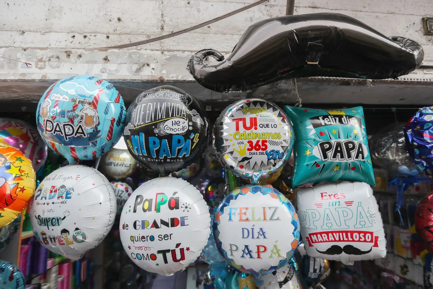 Cientos de personas van al mercado central para hacer las compras  por el día del Padre  Foto: ANDINA/Ricardo Cuba