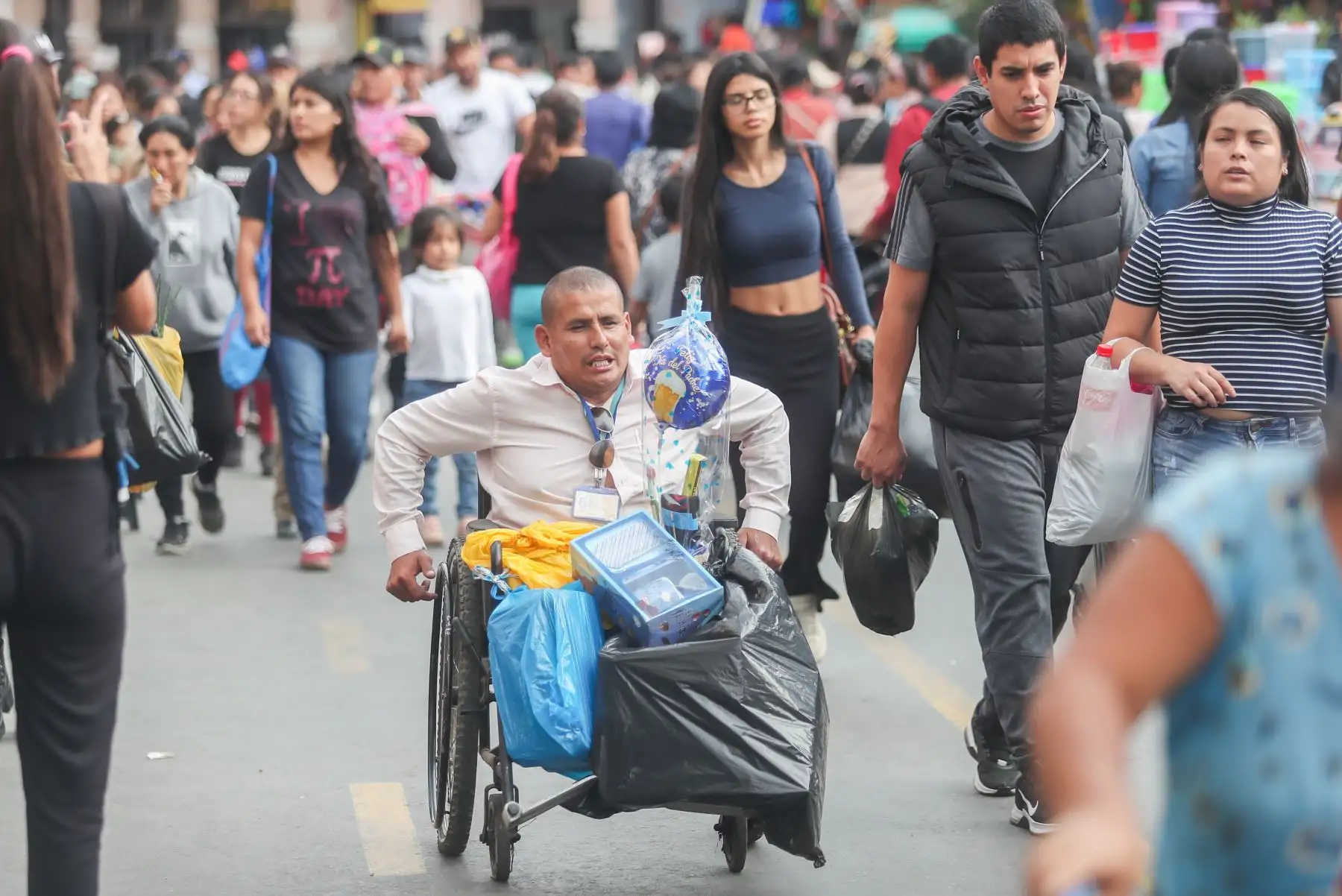 Cientos de personas van al mercado central para hacer las compras  por el día del Padre  Foto: ANDINA/Ricardo Cuba
