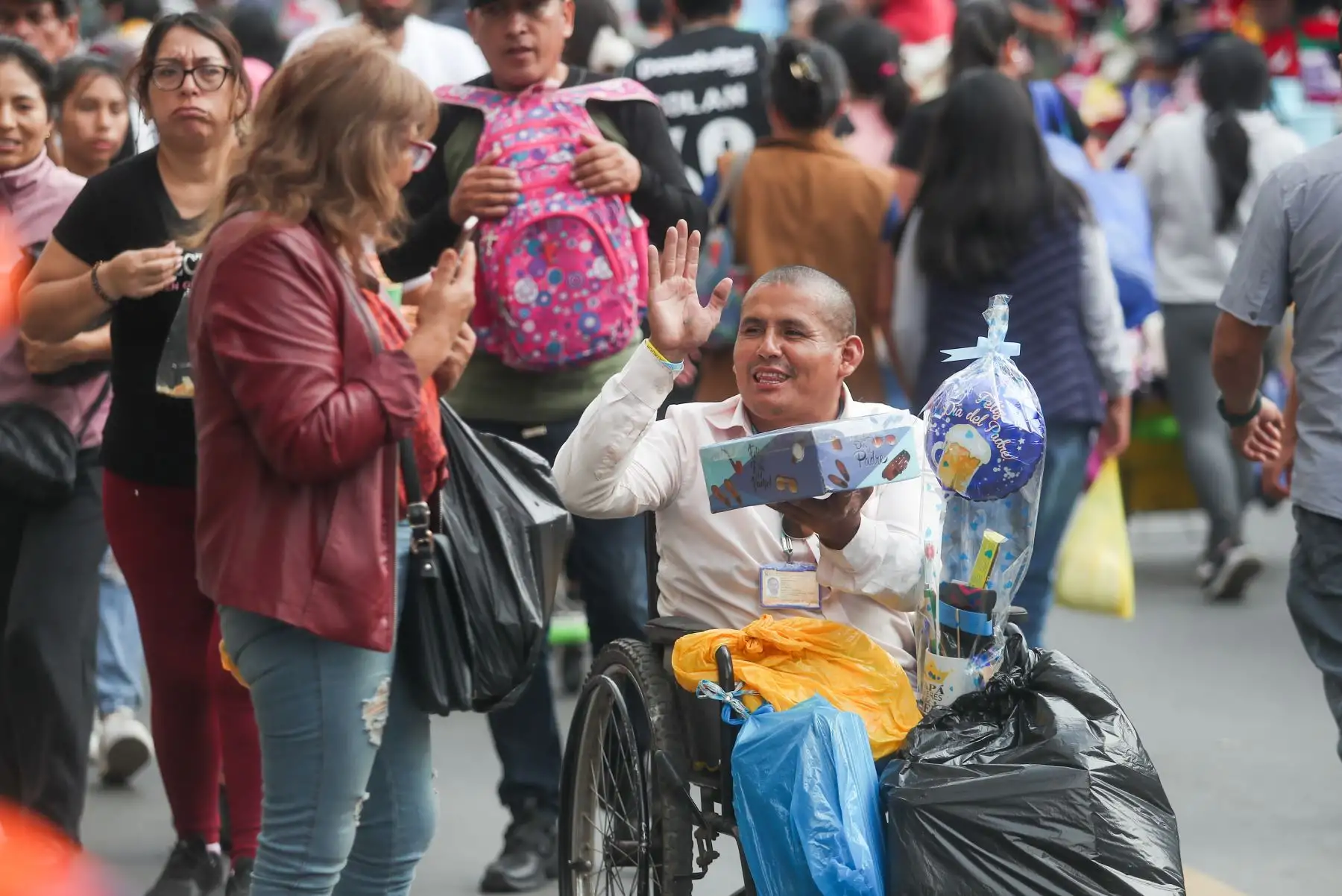 Cientos de personas van al mercado central para hacer las compras  por el día del Padre  Foto: ANDINA/Ricardo Cuba