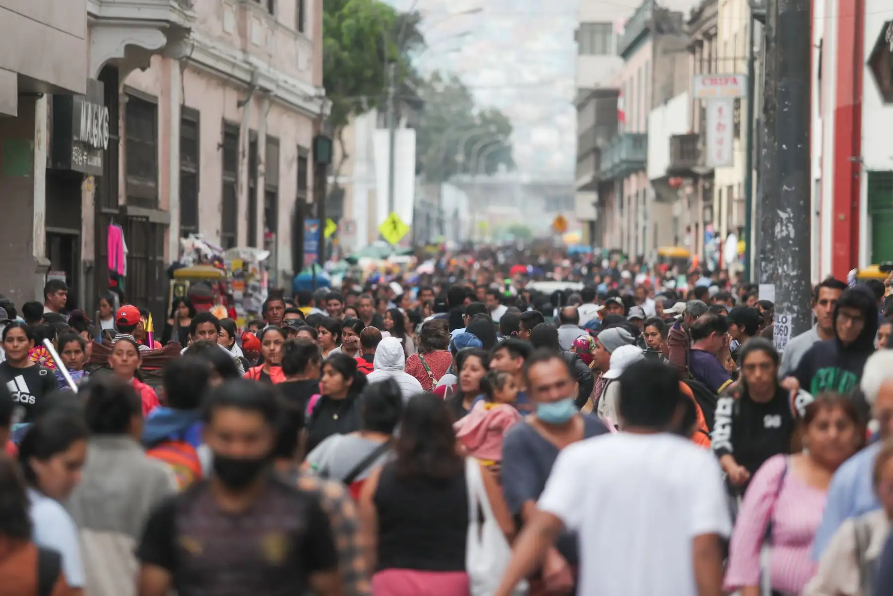 Cientos de personas van al mercado central para hacer las compras  por el día del Padre  Foto: ANDINA/Ricardo Cuba