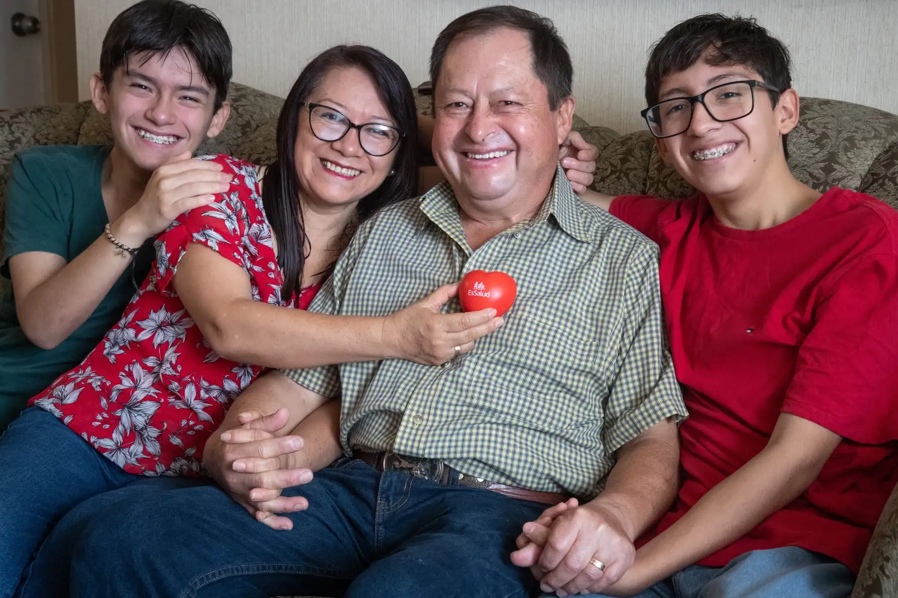 Los profesionales de INCOR son los instrumentos de Dios, son dedicados desde los técnicos licenciados, doctores, nos hacen seguimientos, como estamos. Yo les pediría a las familiares no aferrarse a los órganos de sus seres queridos, todos lo que puedan hacer necesario la subsistencia de otras personas que los esperan, sería bonito ser una cultura más abierta y desprendida. Foto: ANDINA/ Carlos Lezama Villantoy