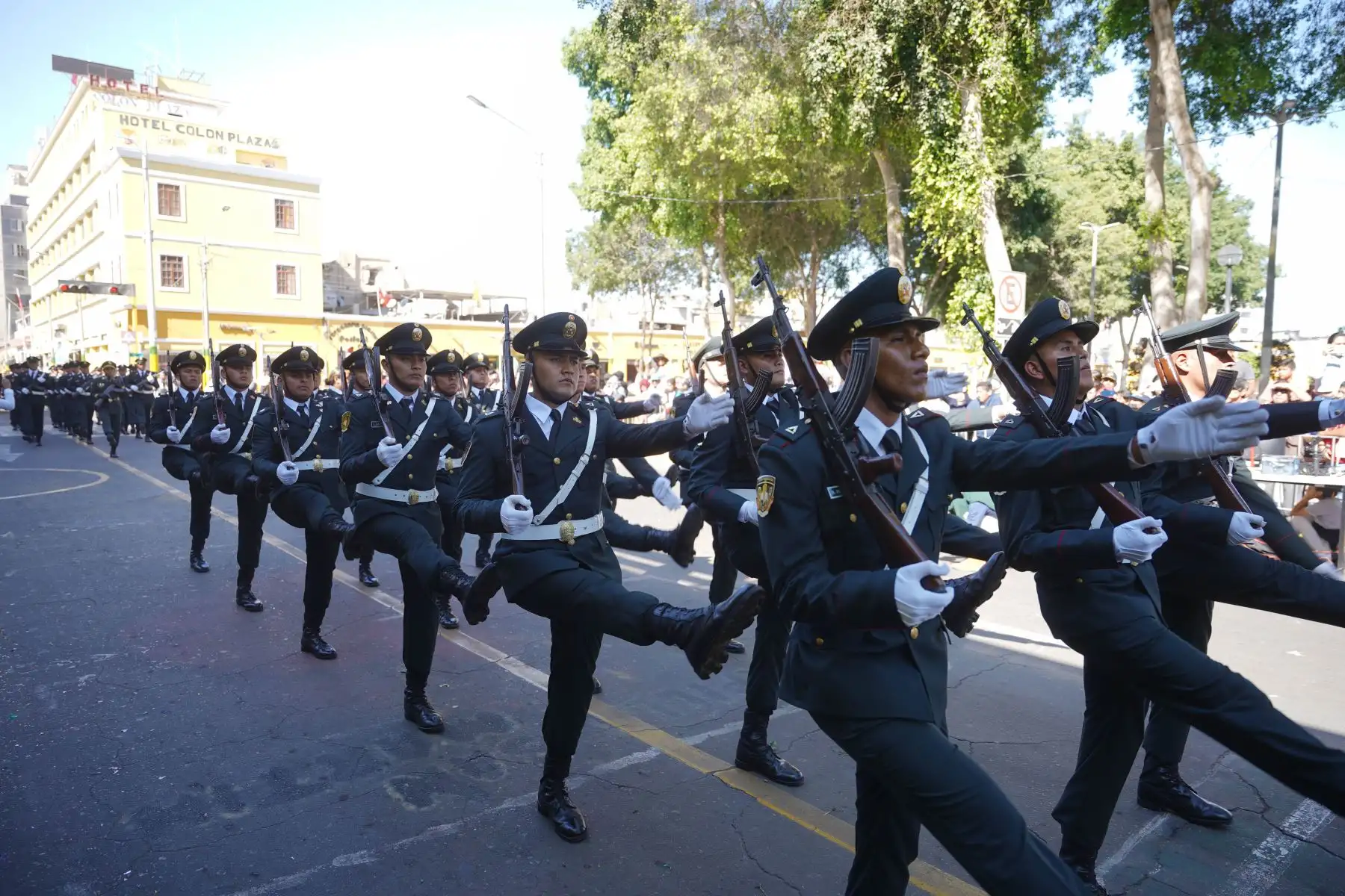 Con un desfile cívico escolar, exhibición de danzas típicas y con una puesta de escena al mediodía en la plaza de Armas de la tierra del pisco y el buen vino se celebró el día central por el 460 aniversario de la fundación de la Villa de Valverde del Valle de Ica
Foto: ANDINA/Difusión