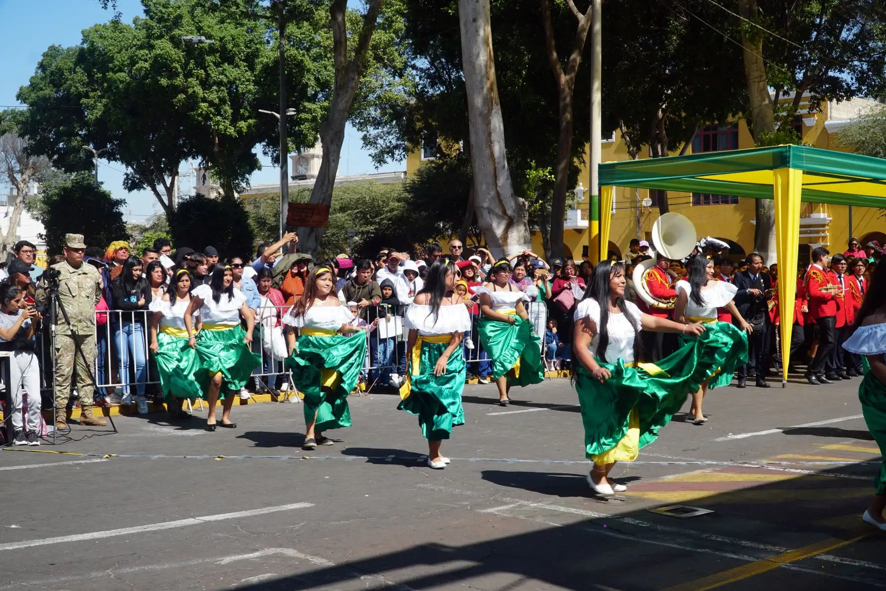 Con un desfile cívico escolar, exhibición de danzas típicas y con una puesta de escena al mediodía en la plaza de Armas de la tierra del pisco y el buen vino se celebró el día central por el 460 aniversario de la fundación de la Villa de Valverde del Valle de Ica
Foto: ANDINA/Difusión