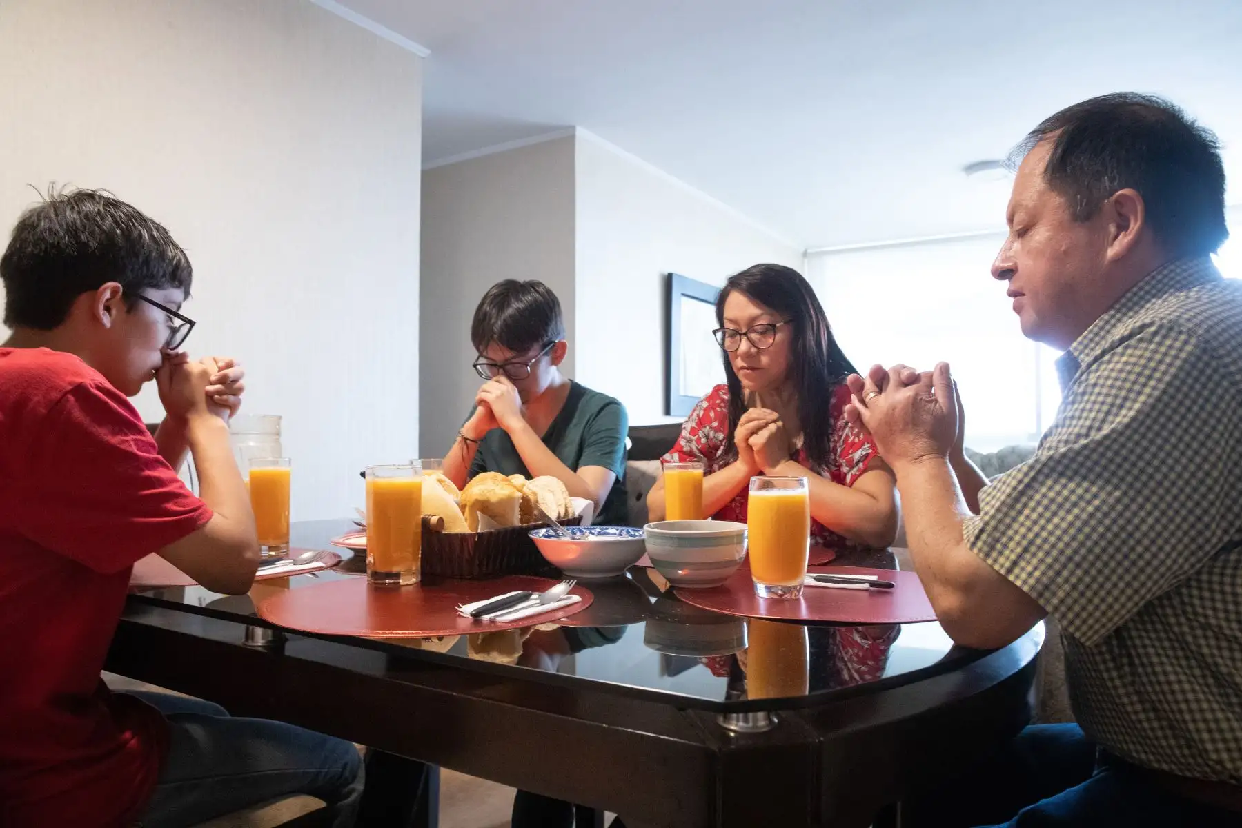 En estos tiempos de sacrificio por la familia, los padres que hacen un esfuerzo por mantener a la familia, que tengan un bendecido Día del Padre, en nuestro señor nos sostenemos por su misericordia, está con nosotros, bendecidos papitos, Feliz Día del Padre. Foto: ANDINA/ Carlos Lezama Villantoy