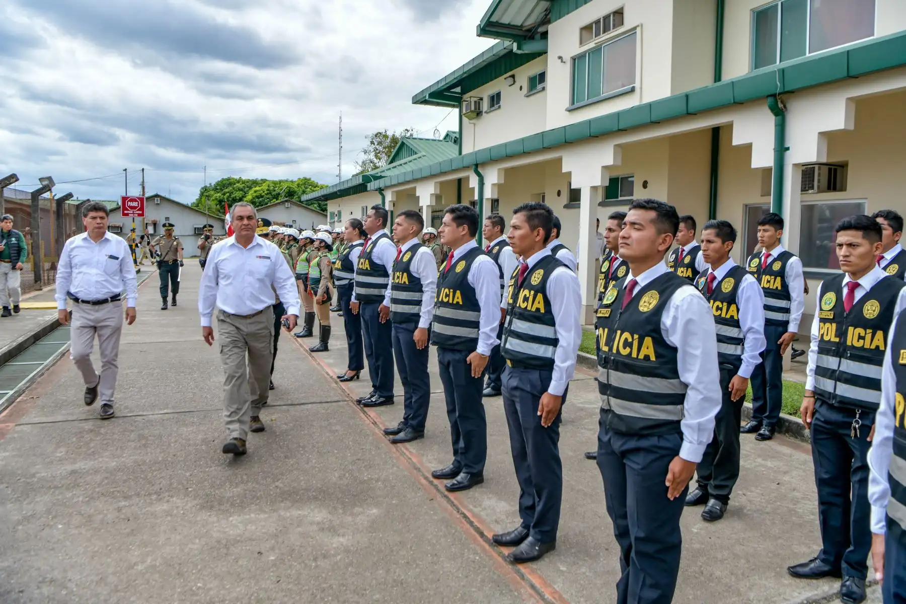El ministro del Interior, Vicente Romero Fernández, destacó el significativo avance que representan estas nuevas unidades en el objetivo de proporcionar mejores equipos a la Policía Nacional y de intensificar la lucha contra el crimen y la delincuencia. Además, resaltó la importancia de los gobiernos regionales como aliados fundamentales en esta lucha.
Foto: ANDINA/Difusión