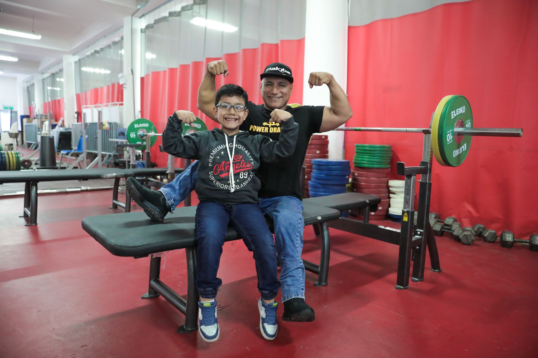 Niel García le enseña a su hijo los beneficios del levantamiento de potencia