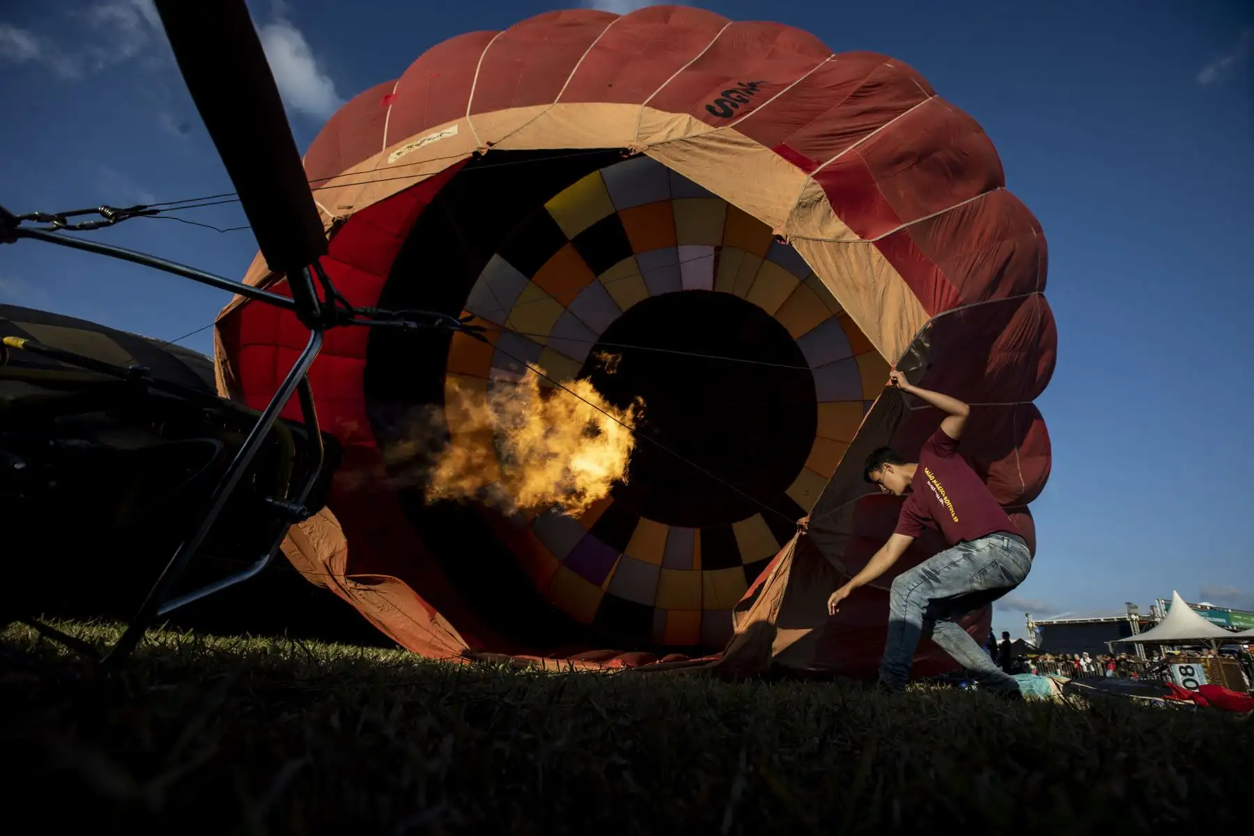 Un hombre prepara un globo para su vuelo durante la 36° edición del Campeonato Brasileño de Globos Aerostáticos hoy en la ciudad de Boituva, estado de Sao Paulo (Brasil). 
Foto: EFE
