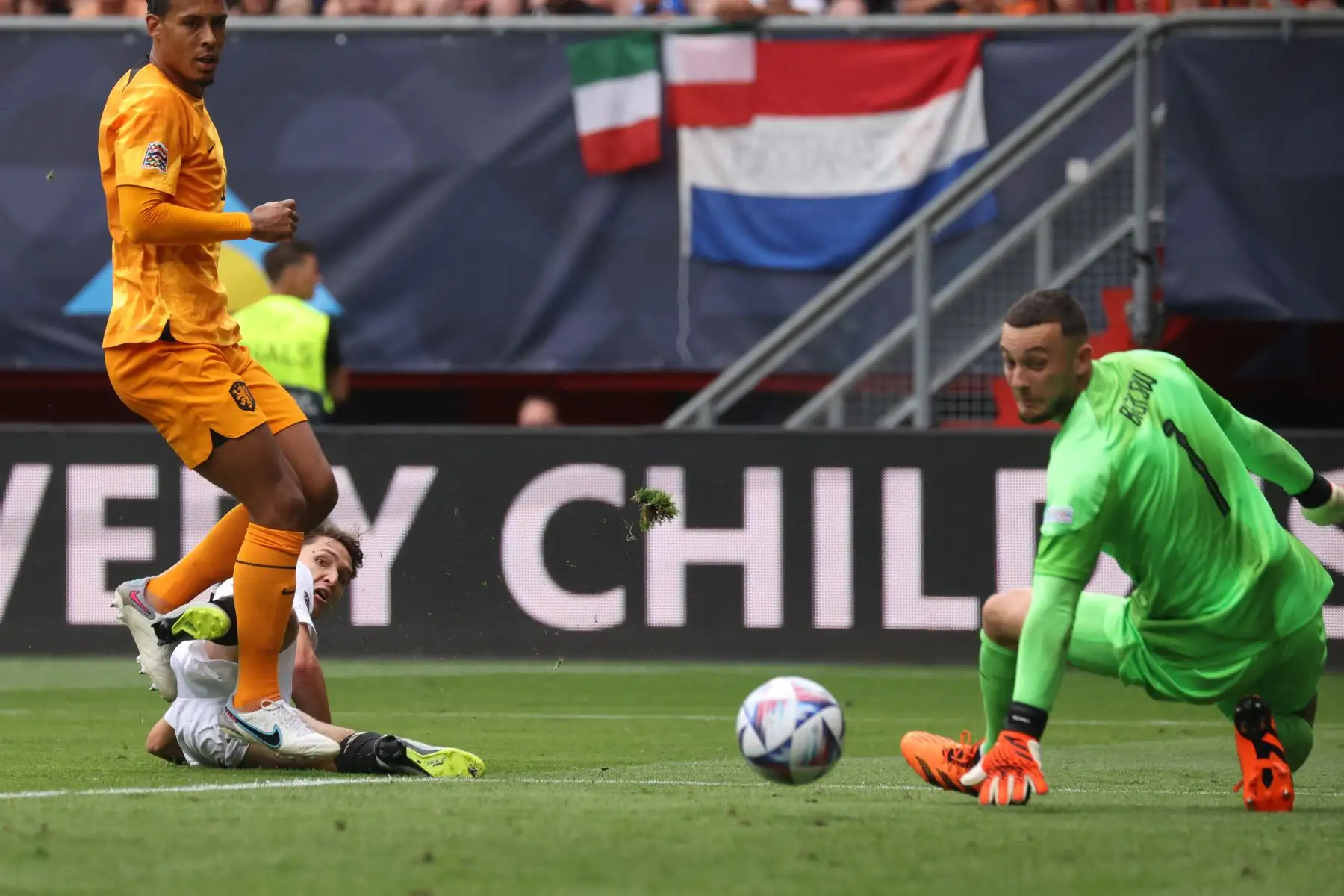 El delantero de taly, Federico Chiesa, anota el tercer gol de su equipo cuando el portero de Holanda, Justin Bijlow , reacciona durante el partido de fútbol de la Liga de Naciones de la UEFA por el tercer lugar entre Holanda e Italia en el estadio De Grolsch Veste en Enschede.
Foto: AFP