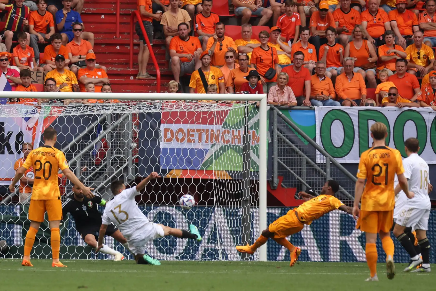 El mediocampista de Holanda Georginio Wijnaldum anota el segundo gol de su equipo durante el partido de fútbol de la Liga de Naciones de la UEFA por el tercer lugar entre Holanda e Italia en el estadio De Grolsch Veste en Enschede.
Foto: AFP