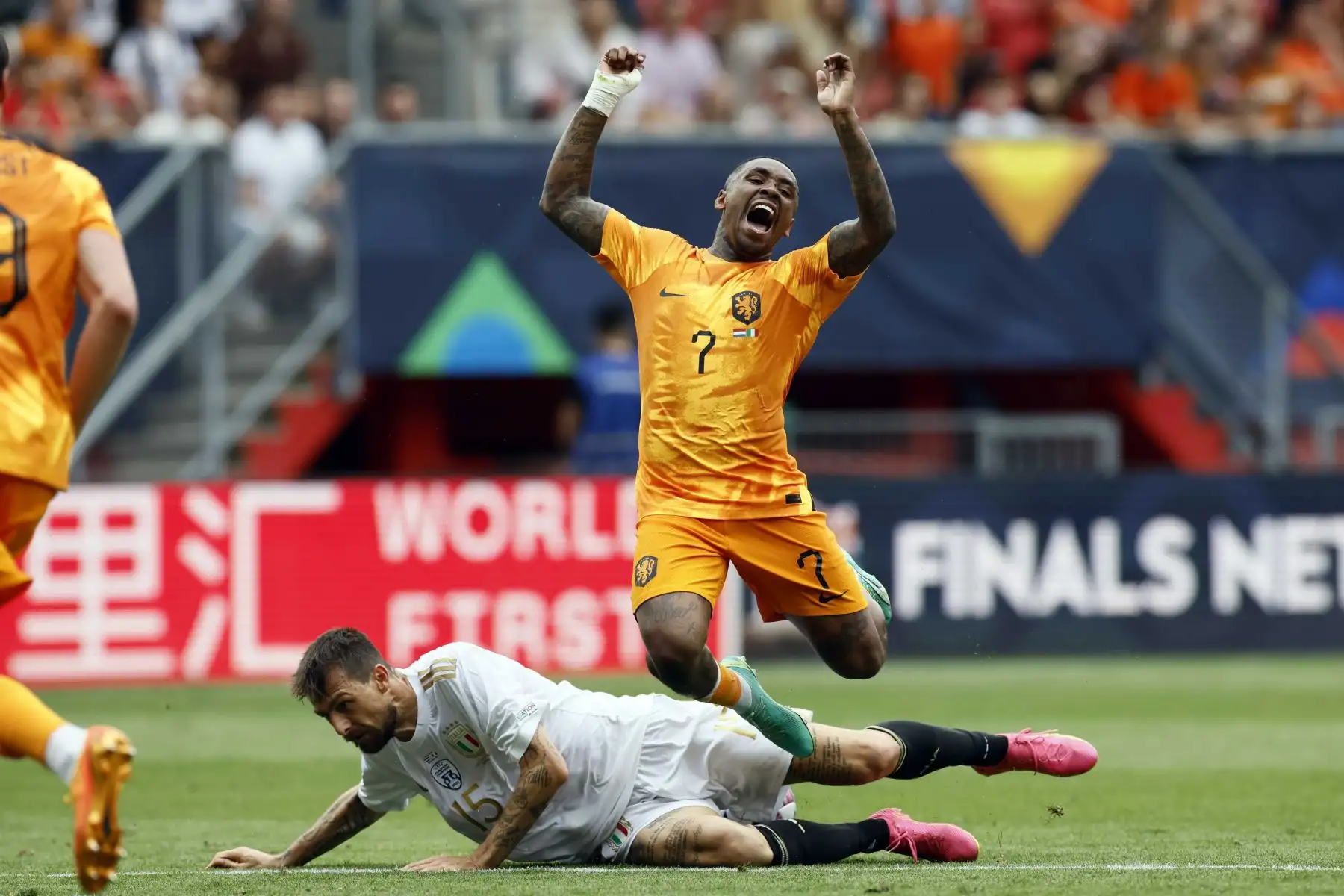 Francesco Acerbi  de Italia y Steven Bergwijn de Holanda en acción durante el partido de la Liga de Naciones de la UEFA por el tercer lugar entre Holanda e Italia en el estadio De Grolsch Veste en Enschede, Holanda.
Foto: EFE