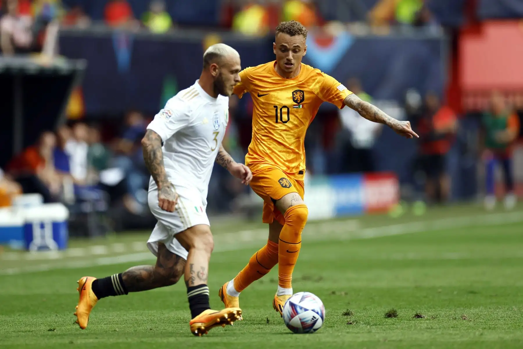 Federico Dimarco de Italia y Noa Lang de Holanda en acción durante el partido de la Liga de Naciones de la UEFA por el tercer lugar entre Holanda e Italia en el estadio De Grolsch Veste en Enschede, Holanda.
Foto: EFE