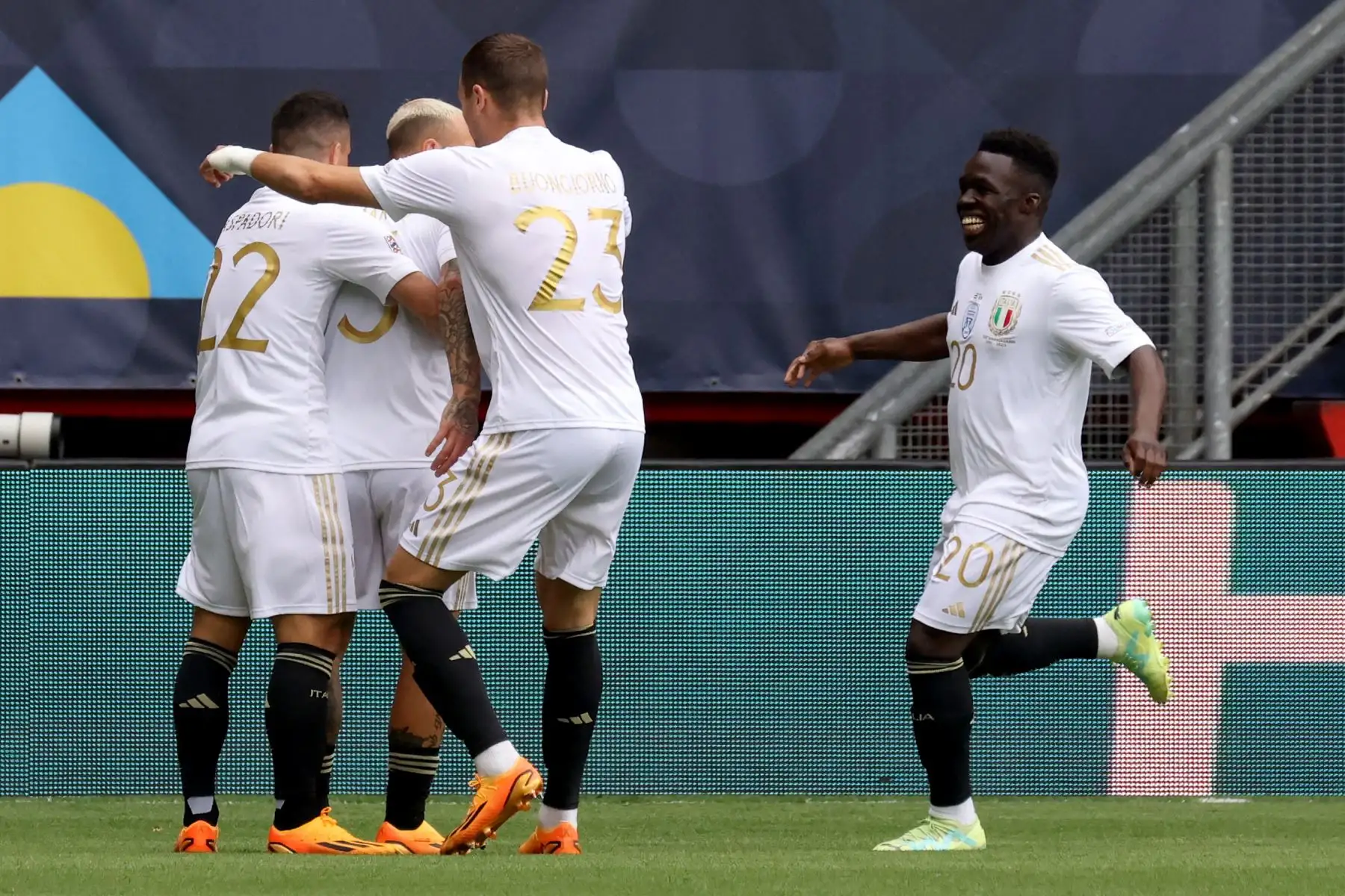 Los jugadores de Italia celebran el primer gol del equipo durante el partido de fútbol de la Liga de Naciones de la UEFA por el tercer lugar entre Holanda e Italia en el estadio De Grolsch Veste en Enschede.
Foto: AFP