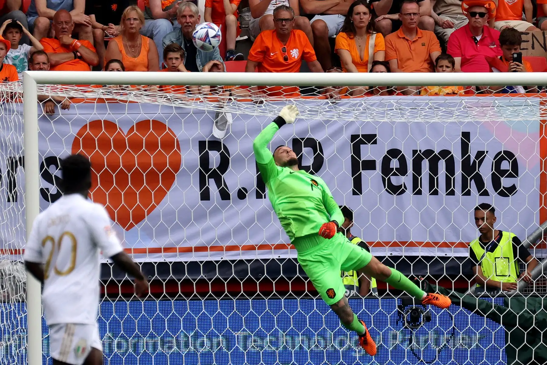 El portero holandés Justin Bijlow hace una atajada durante el partido de fútbol de la Liga de Naciones de la UEFA por el tercer lugar entre Holanda e Italia en el estadio De Grolsch Veste en Enschede.
Foto: AFP