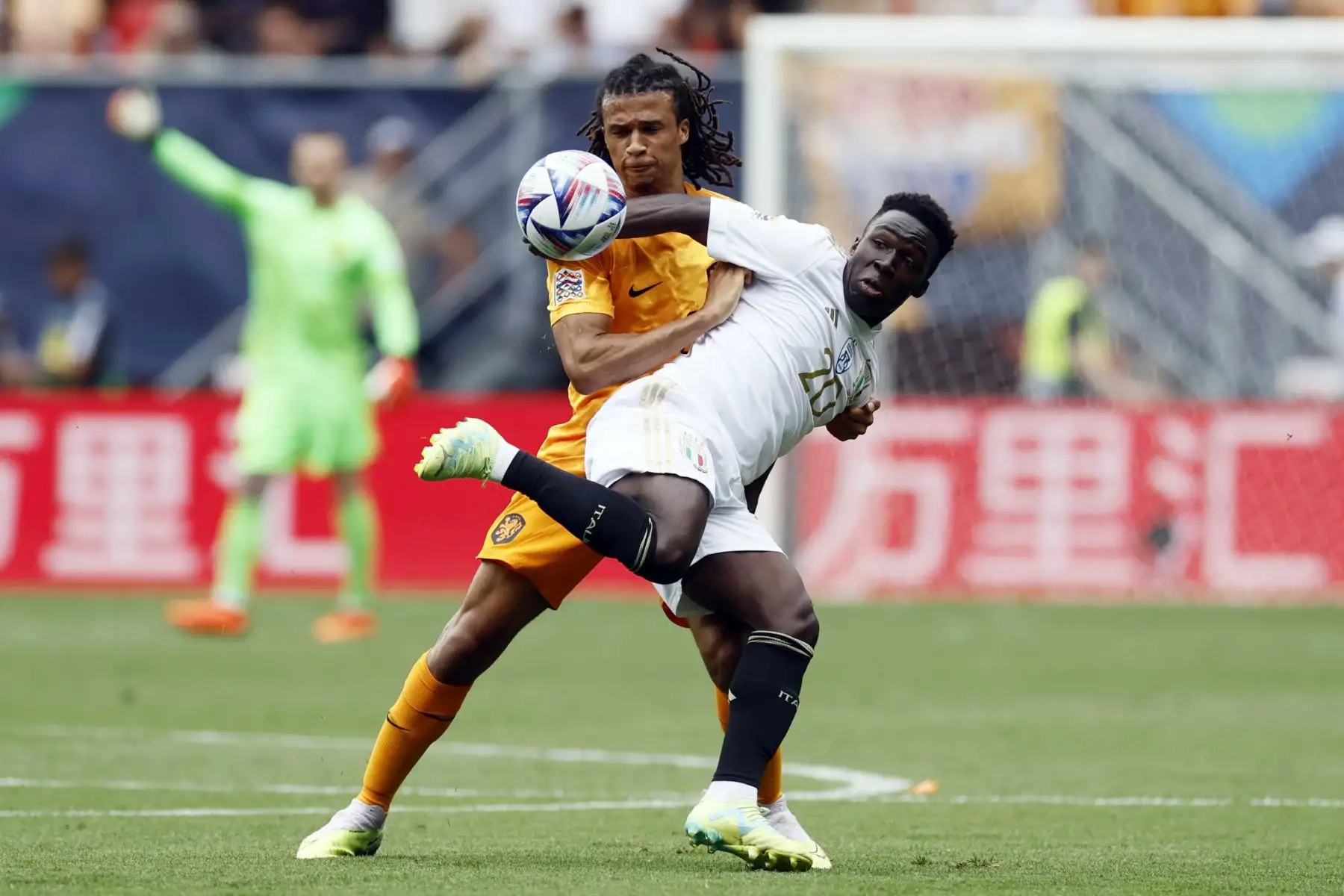Nathan Ake de Holanda y Wilfried Gnonto de Italia en acción durante el partido de la Liga de Naciones de la UEFA por el tercer lugar entre Holanda e Italia en el estadio De Grolsch Veste en Enschede, Holanda.
Foto: EFE