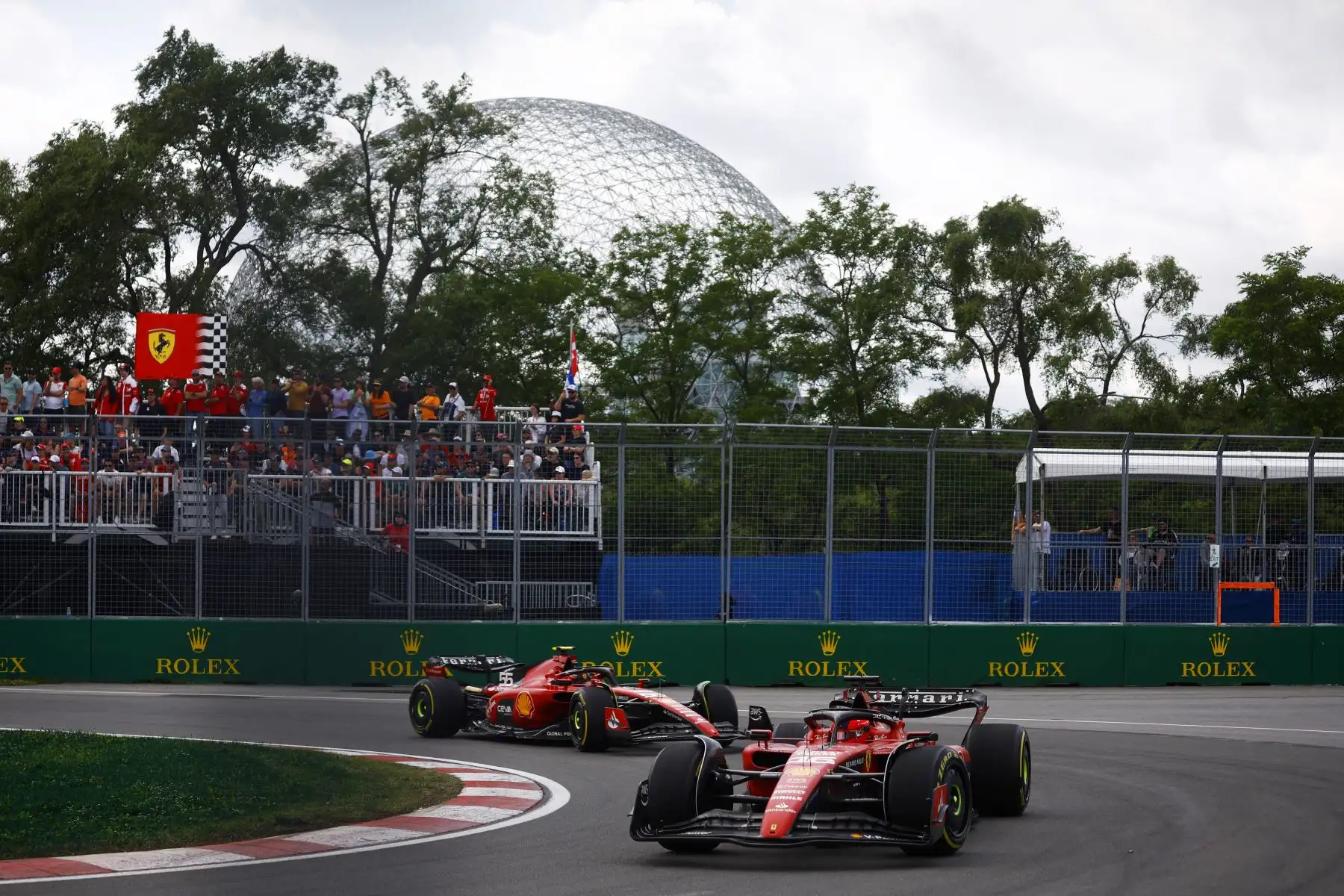 Charles Leclerc de Mónaco conduciendo el Ferrari SF-23 lidera a Carlos Sainz de España conduciendo el Ferrari SF-23 en la pista durante el Gran Premio de F1 de Canadá en el Circuito Gilles Villeneuve.
Foto: AFP