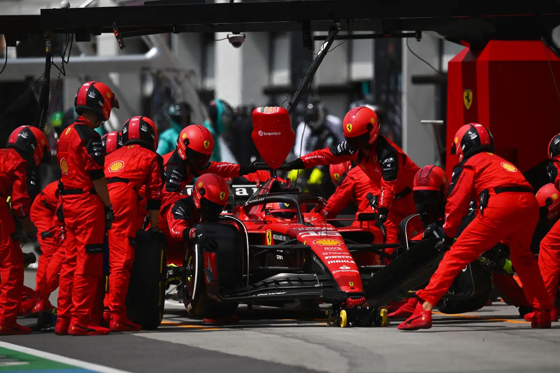 Charles Leclerc de Mónaco conduciendo el  Ferrari SF-23 hace una parada en boxes durante el Gran Premio de F1 de Canadá en el Circuito Gilles Villeneuve.
Foto: AFP