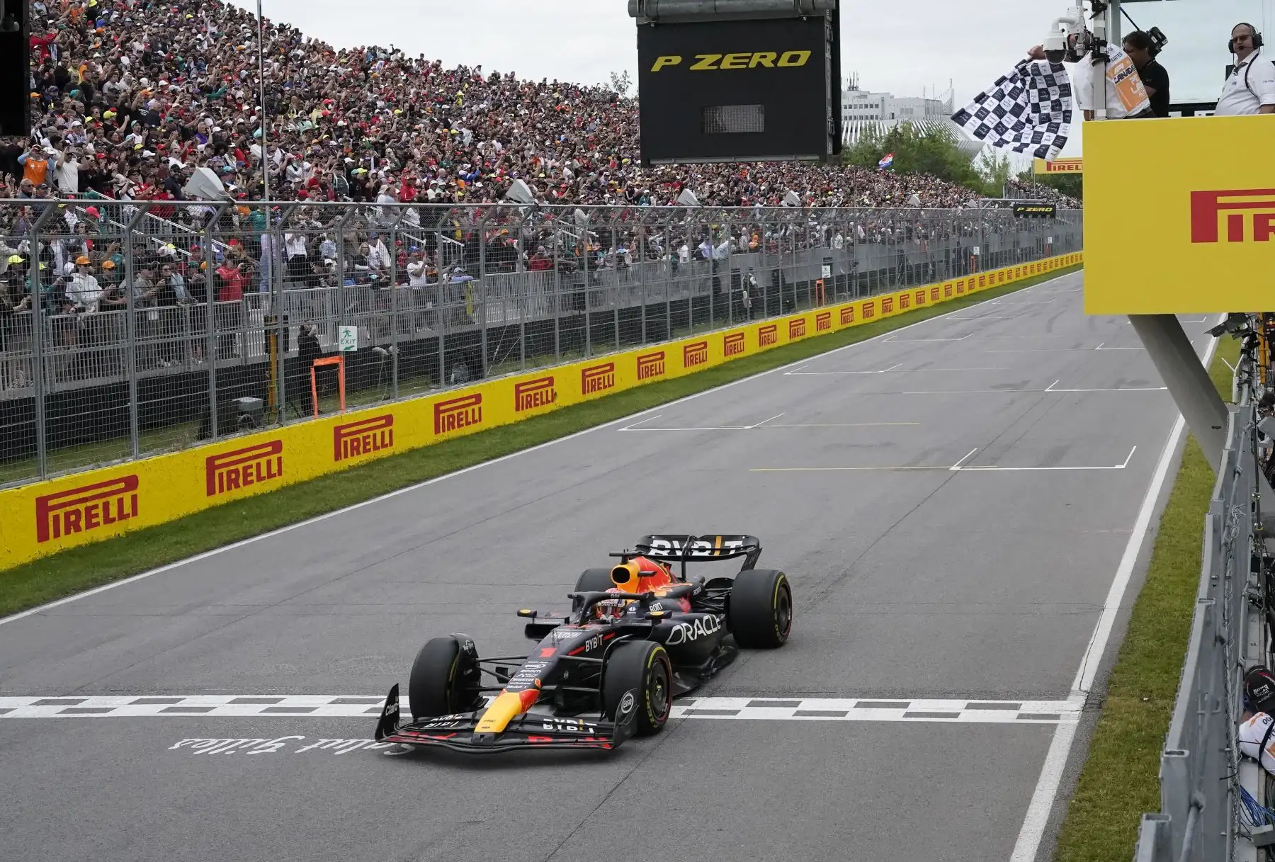 El piloto holandés de Red Bull Racing, Max Verstappen, cruza la línea de meta para ganar el Gran Premio de Fórmula Uno de Canadá de 2023 en el circuito Gilles-Villeneuve de Montreal, Canadá.
Foto: AFP