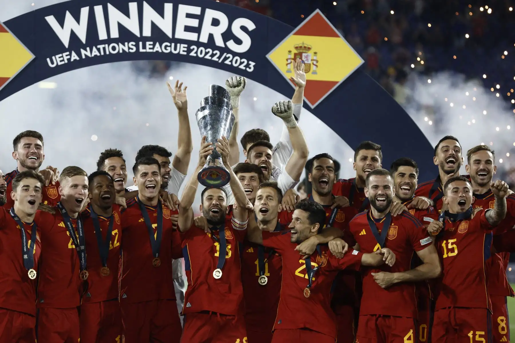 El centrocampista español Jordi Alba (centro) sostiene la copa de la Liga de Naciones de la UEFA mientras los jugadores españoles celebran en el podio después de ganar la tanda de penaltis y el partido de fútbol final de la Liga de Naciones de la UEFA entre Croacia y España en el Estadio De Kuip en Rotterdam el 18 de junio de 2023.

Foto: AFP