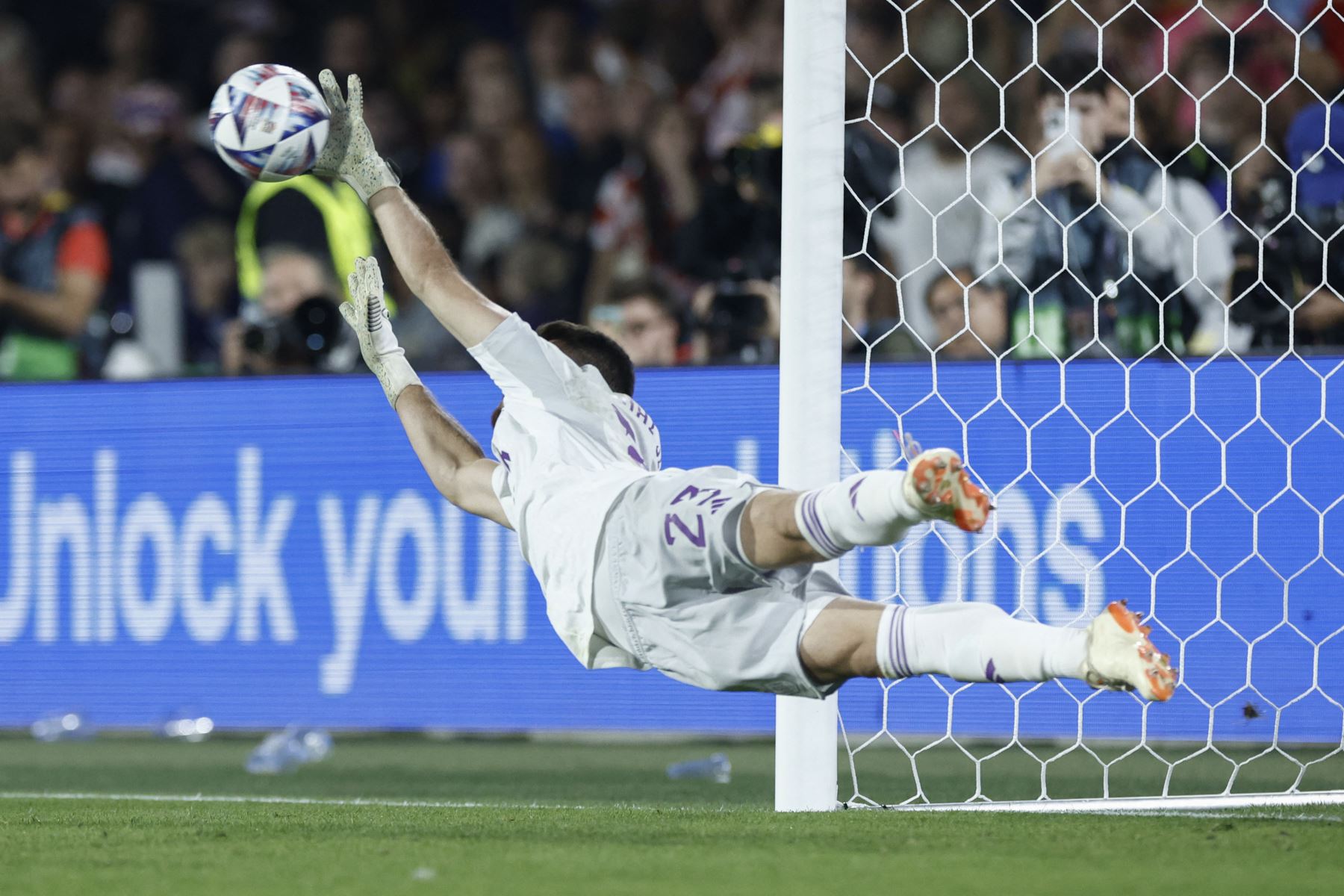 El portero español Unai Simon detiene el balón durante la tanda de penaltis durante el partido de fútbol final de la Liga de Naciones de la UEFA entre Croacia y España en el Estadio De Kuip en Rotterdam el 18 de junio de 2023.
Foto: AFP