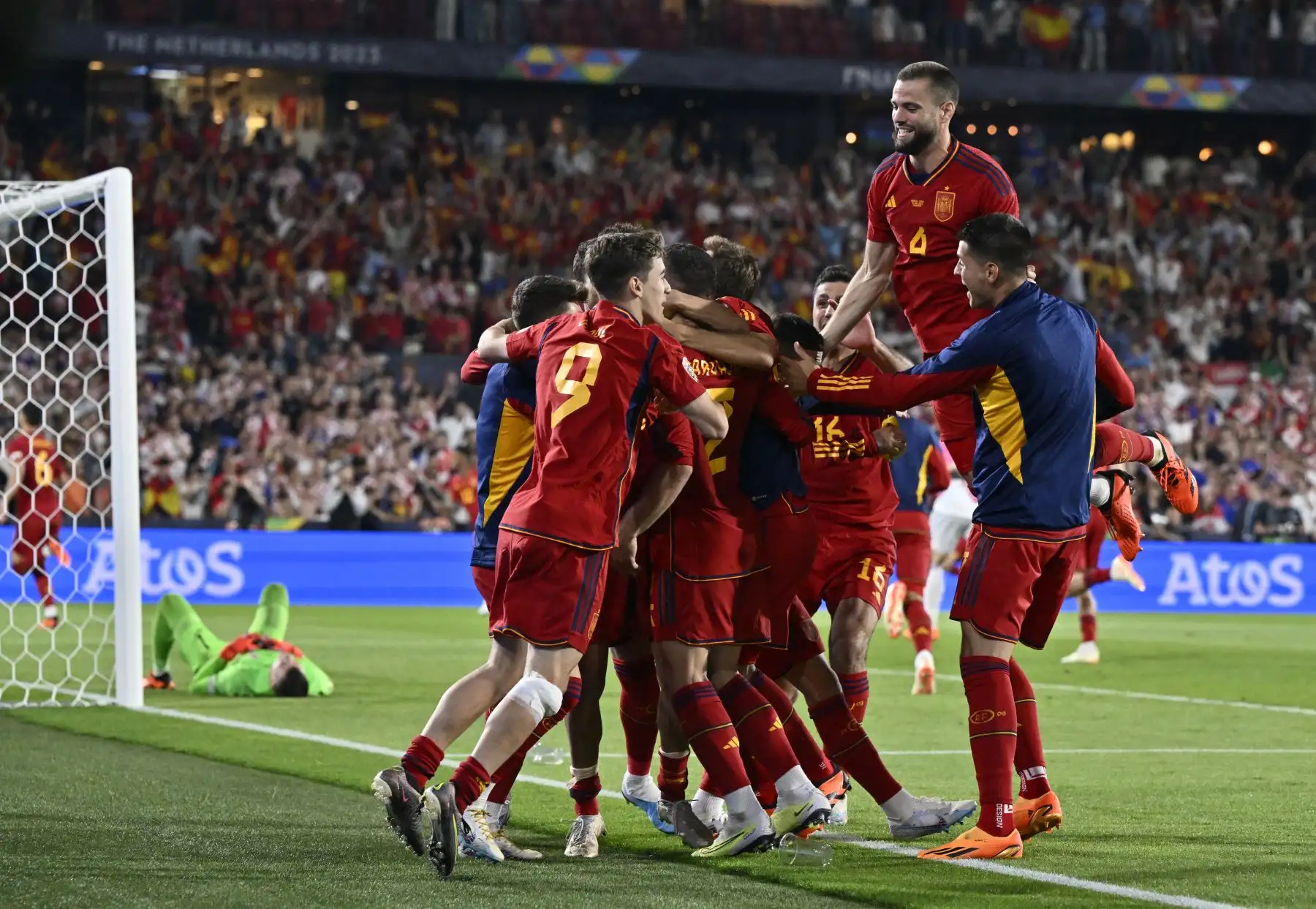 Los jugadores españoles celebran después de ganar la tanda de penaltis y la final de la Liga de Naciones de la UEFA entre Croacia y España en el estadio De Kuip de Róterdam el 18 de junio de 2023.
Foto: AFP