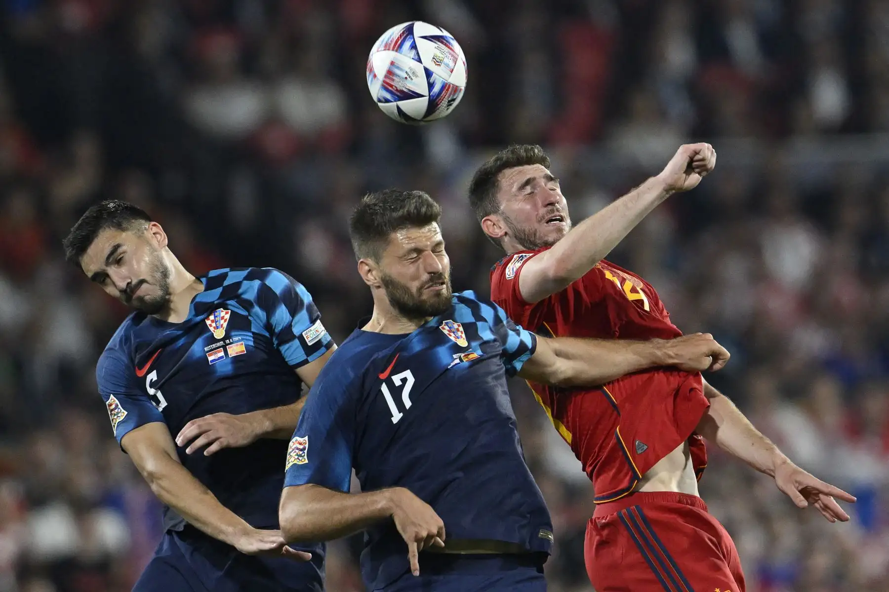 El delantero croata Bruno Petkovic (centro) salta para cabecear el balón durante el partido de fútbol final de la Liga de Naciones de la UEFA entre Croacia y España en el estadio De Kuip en Rotterdam el 18 de junio de 2023.
Foto: AFP