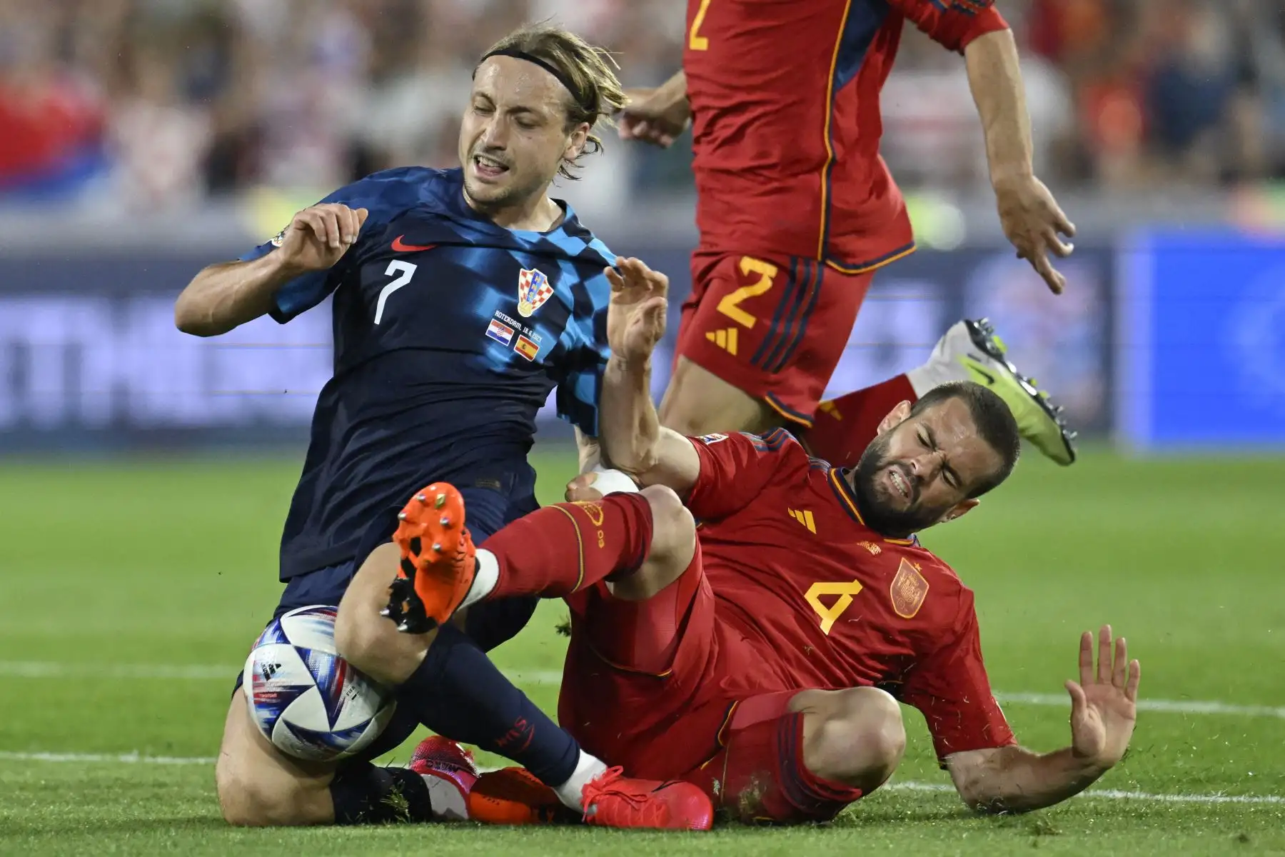 El centrocampista croata Lovro Majer (izquierda) y el defensor español Nacho Fernández caen al campo mientras luchan por el balón durante el partido final de la Liga de Naciones de la UEFA entre Croacia y España en el estadio De Kuip en Róterdam el 18 de junio de 2023.
Foto: AFP