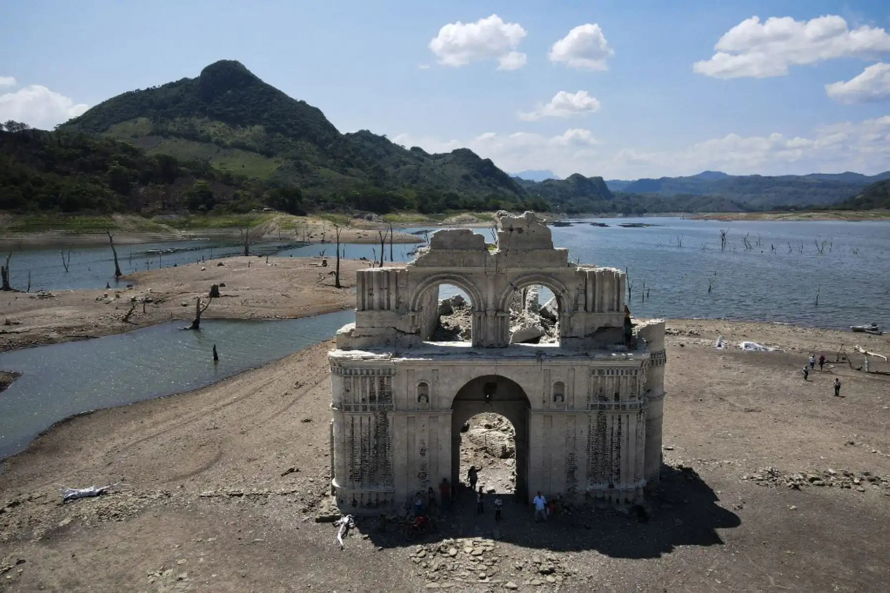 Una iglesia colonial que estaba sumergida en las aguas de un embalse en el sur de México ha quedado al descubierto por la sequía y las altas temperaturas que azotan al país. Foto: AFP