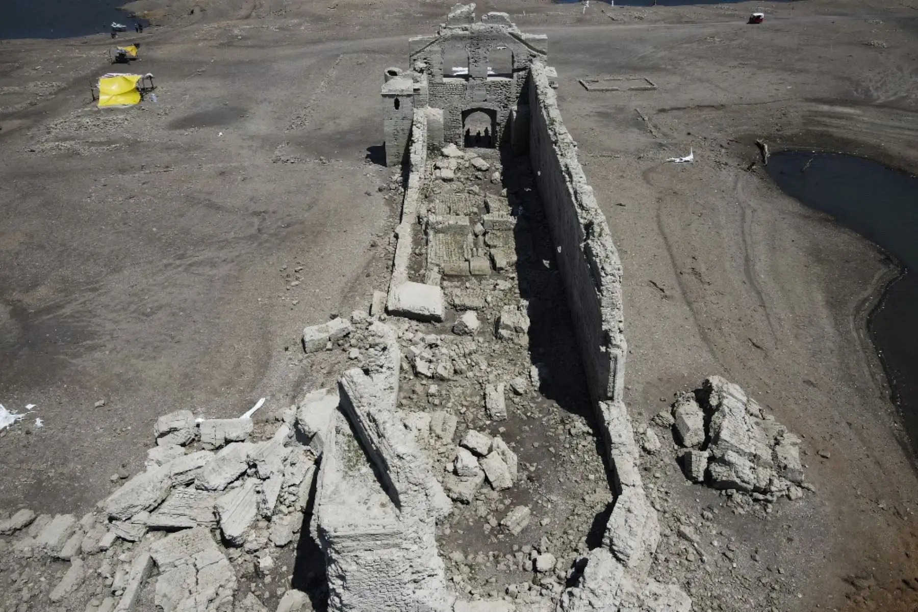 Una iglesia colonial que estaba sumergida en las aguas de un embalse en el sur de México ha quedado al descubierto por la sequía y las altas temperaturas que azotan al país. Foto: AFP