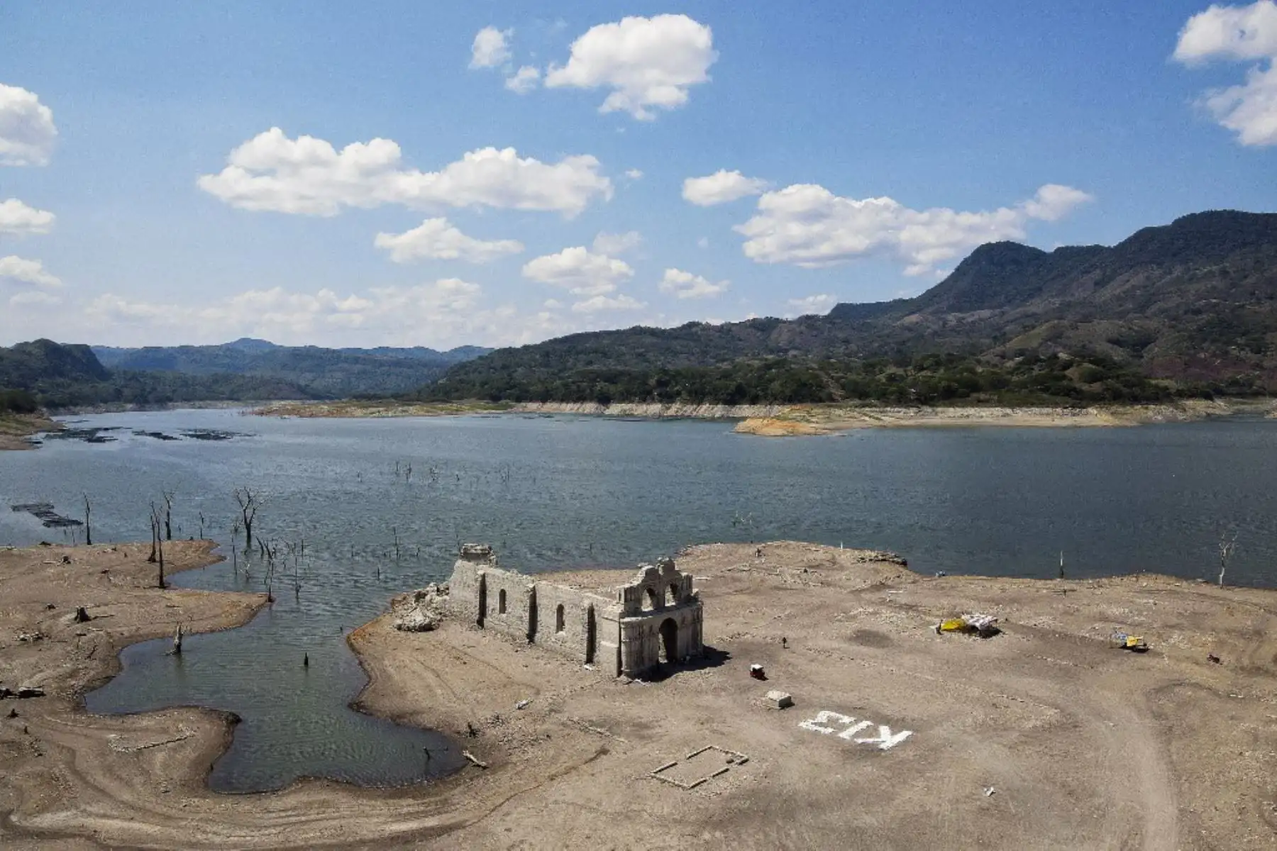 La construcción había quedado sumergida casi en su totalidad cuando fue construida una presa en el río Grijalva. Desde entonces, los turistas llegaban en lanchas a visitarla. Foto: AFP