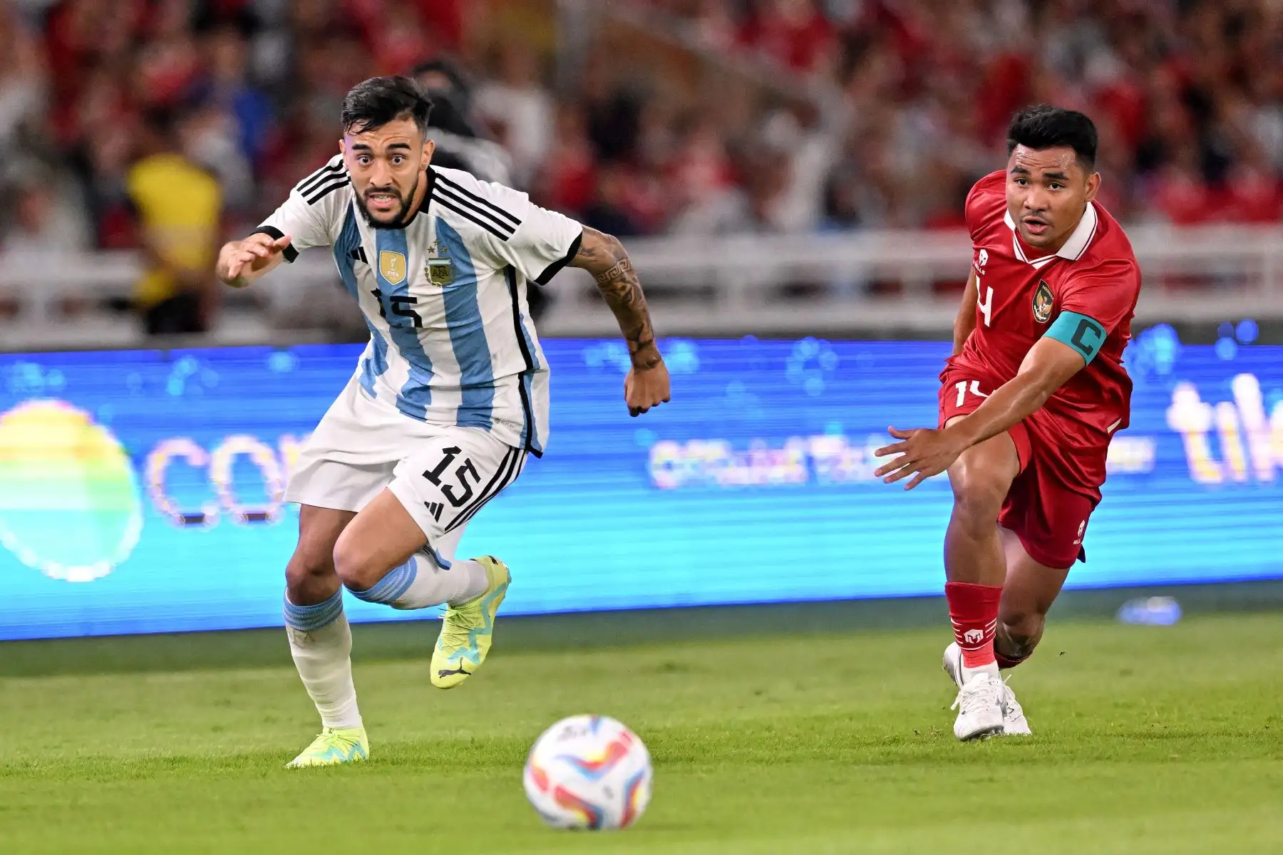 El argentino Nicolás Iván González y el indonesio Asnawi Mangkualam Bahar luchan por el balón durante el partido amistoso de fútbol internacional entre Indonesia y Argentina en Yakarta.
Foto: AFP
