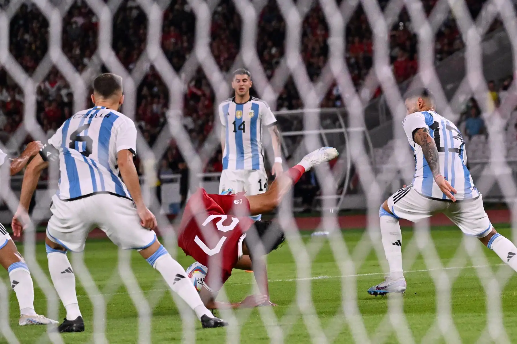 El indonesio Rafael William Struick lucha por el balón con el alemán Alejo Pezzella y Cristian Gabriel Romero (derecha) de Argentina durante el partido amistoso de fútbol internacional entre Indonesia y Argentina en Yakarta.
Foto: AFP