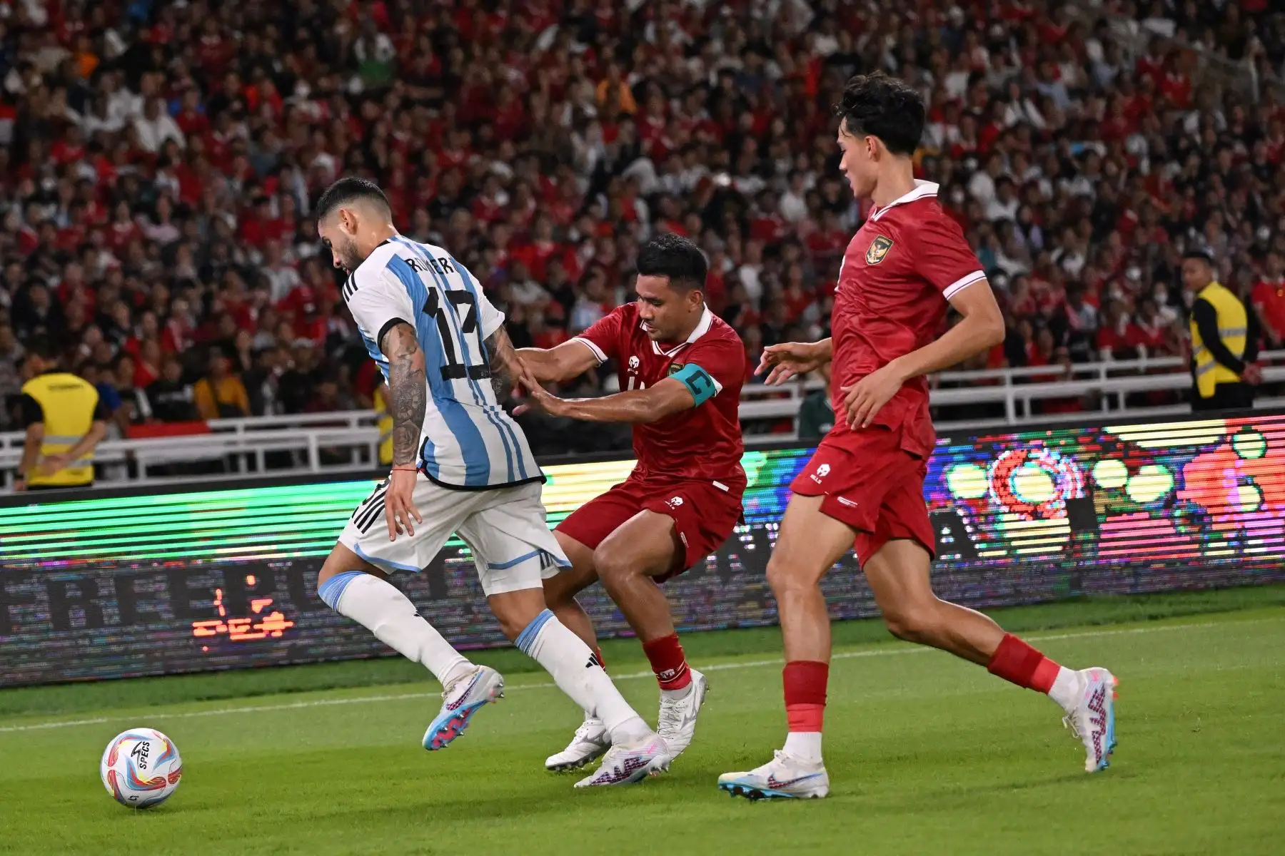 Asnawi Mangkualam Bahar de Indonesia y Cristian Gabriel Romero  de Argentina luchan por el balón durante el partido amistoso de fútbol internacional entre Indonesia y Argentina en Yakarta.
Foto: AFP