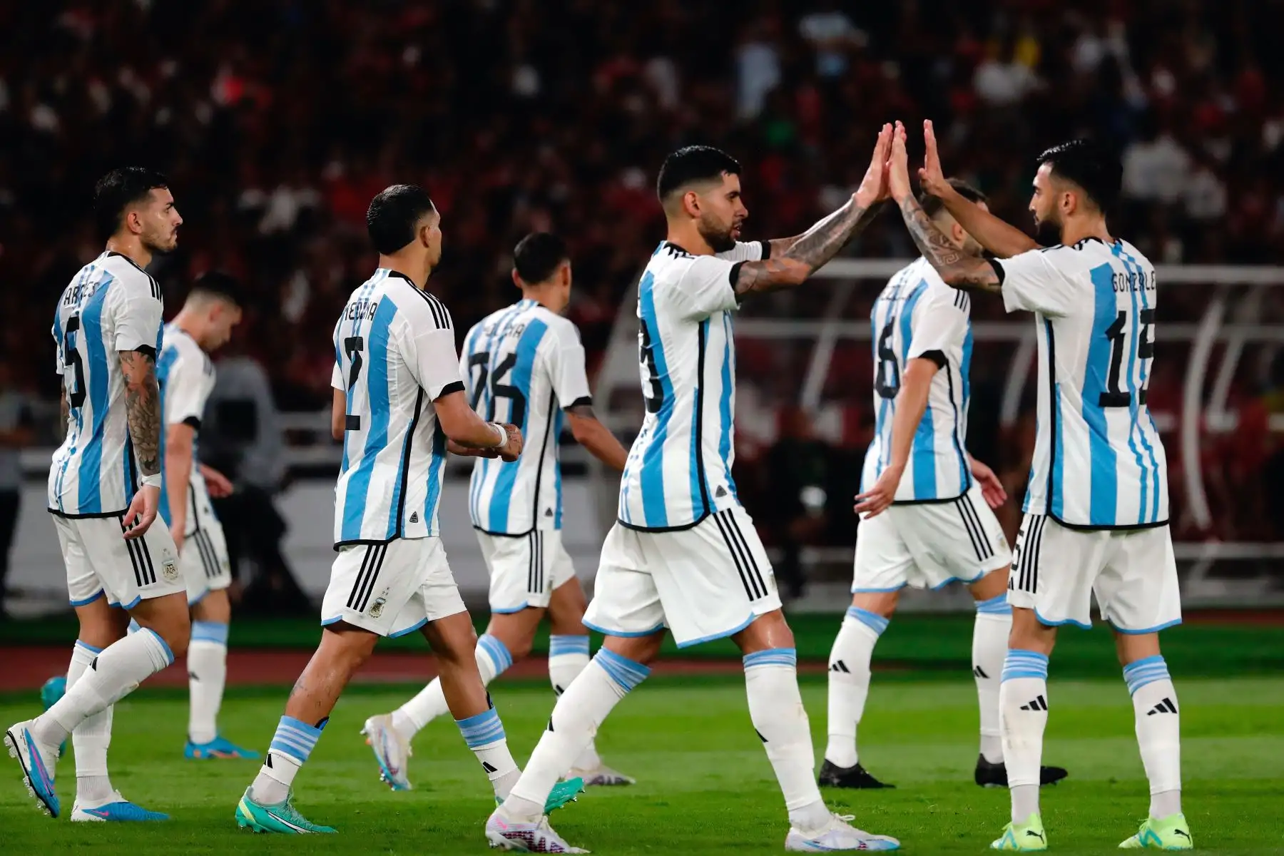 Los jugadores de Argentina celebran contra Indonesia durante el partido amistoso de fútbol entre Indonesia y Argentina en Yakarta, Indonesia.
Foto: EFE