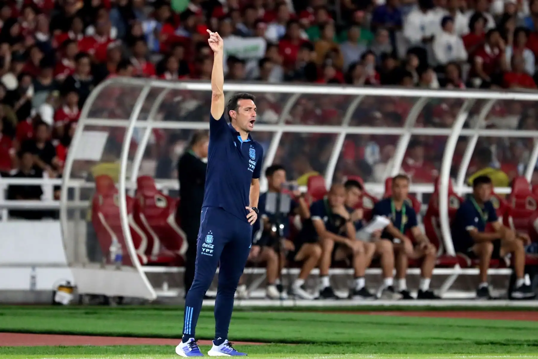 El entrenador argentino Lionel Scaloni conduce a sus jugadores durante el partido amistoso de fútbol entre Indonesia y Argentina en Yakarta, Indonesia.
Foto: EFE