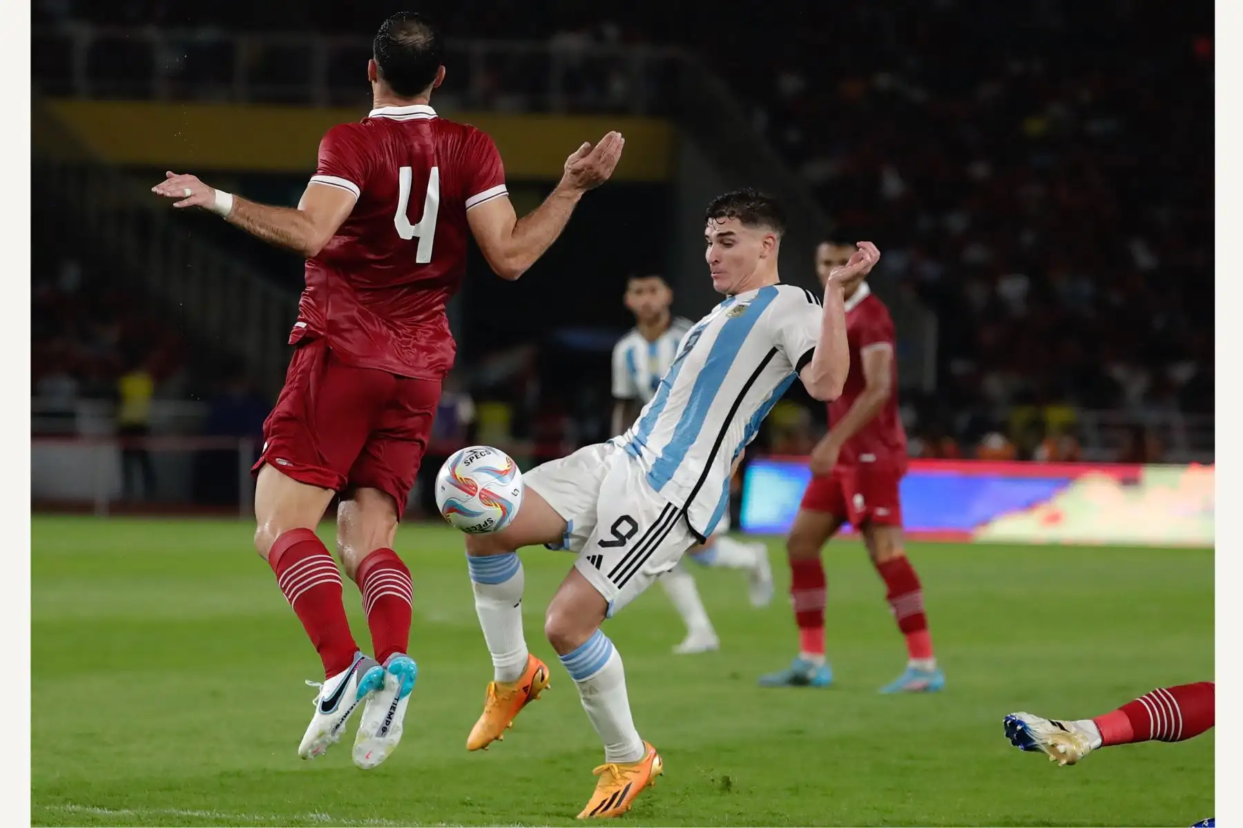 Julian Alvarez de Argentina disputa el balón contra Jordi Amat de Indonesia durante el partido amistoso de fútbol entre Indonesia y Argentina en Yakarta, Indonesia.
Foto: EFE