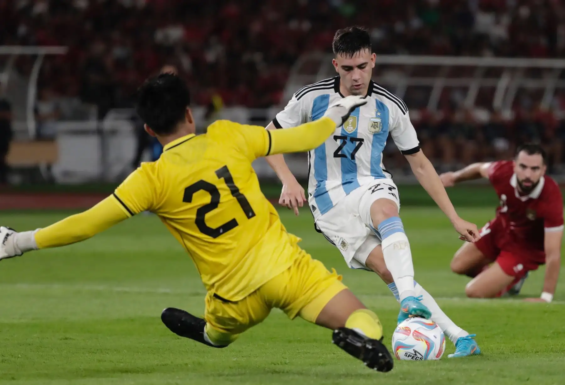 Facundo Valentin Buonanotte de Argentina disputa el balón contra el portero Ernando Ari Sutaryadi de Indonesia durante el partido amistoso de fútbol entre Indonesia y Argentina en Yakarta, Indonesia.
Foto: EFE