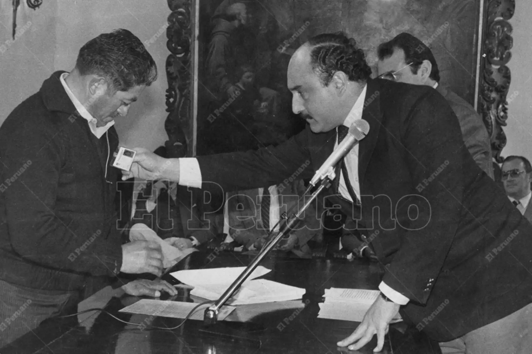 Lima - 20 setiembre 1985 / Alberto Andrade, regidor del municipio de Miraflores, entrega fotocheck a ambulantes empadronados de su distrito. Foto: Archivo Histórico de El Peruano