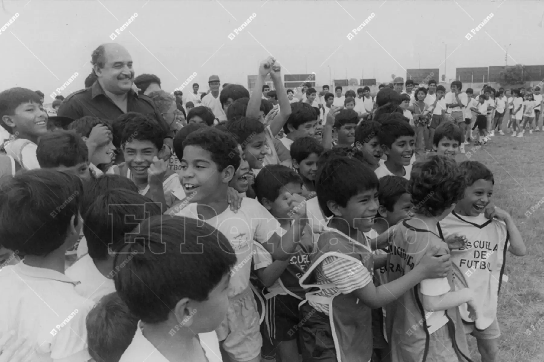 Lima - 13 enero 1992 / El alcalde de Miraflores, Alberto Andrade Carmona, departe con un grupo de niños de la escuela municipal de fútbol. Foto: Archivo Histórico de El Peruano