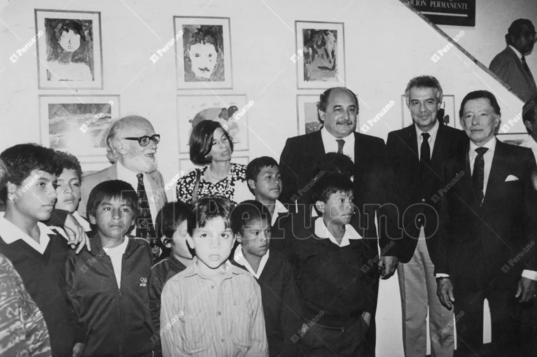 Lima - 17 mayo 1993 / Alberto Andrade, alcalde de Miraflores, con un grupo de niños del Centro de Información y Educación para la Prevención del Abuso de Drogas (CEDRO). Foto: Archivo Histórico de El Peruano