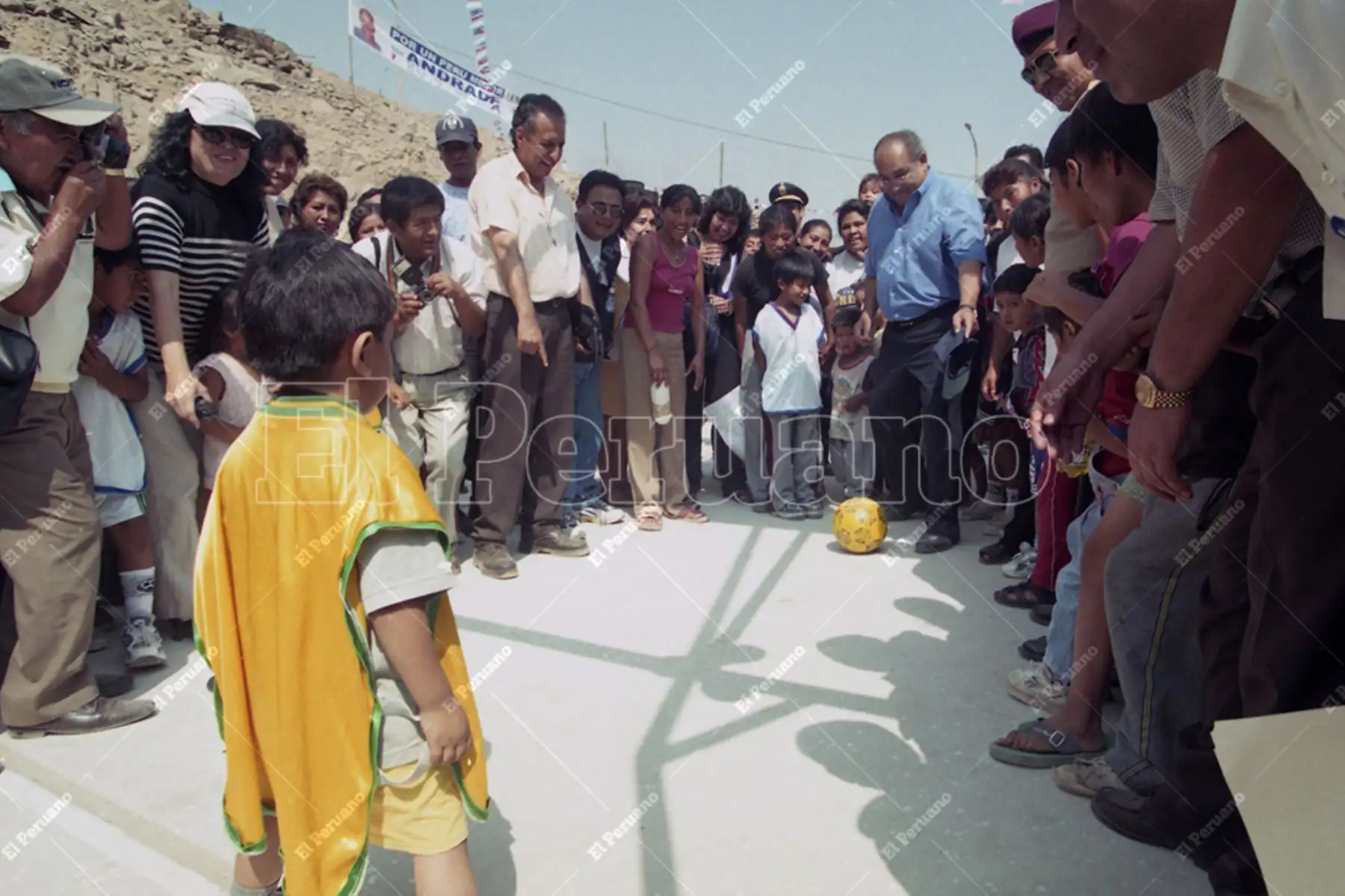 Lima - 20 febrero 2001 / El alcalde de Lima, Alberto Andrade Carmona, inaugura una losa deportiva en el Asentamiento Humano Huaycán. Foto: Archivo Histórico de El Peruano / Wendy Higuchi